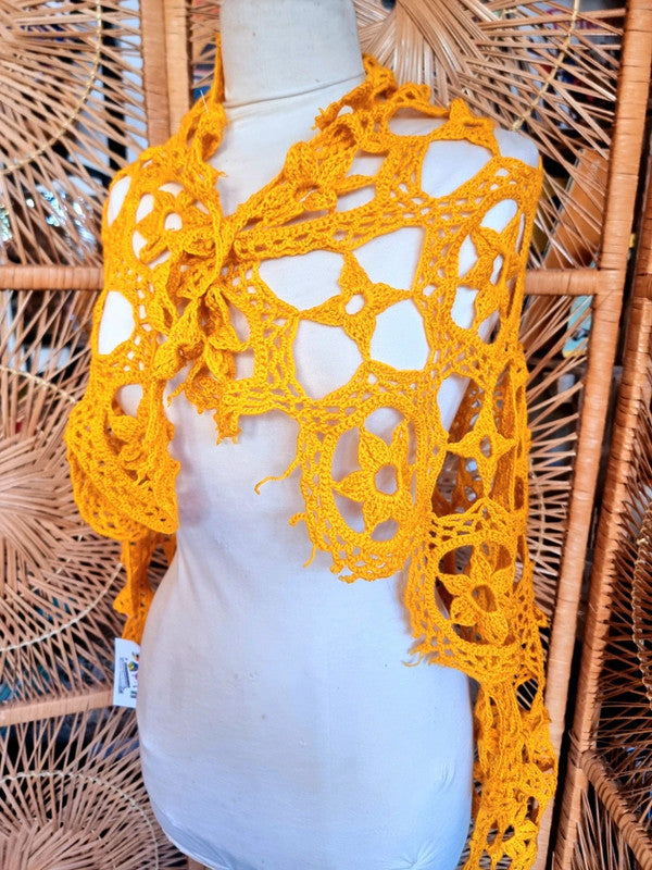Vintage 70s / 80s Knitted wool Shawl