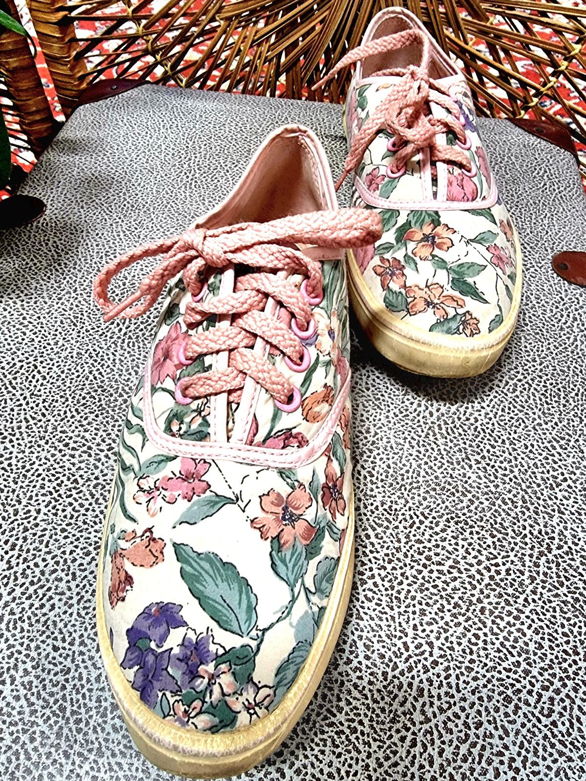 Vintage shop floral shoes