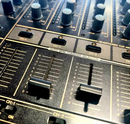 Pioneer DJM-600 Professional 4-Channel DJ Mixer