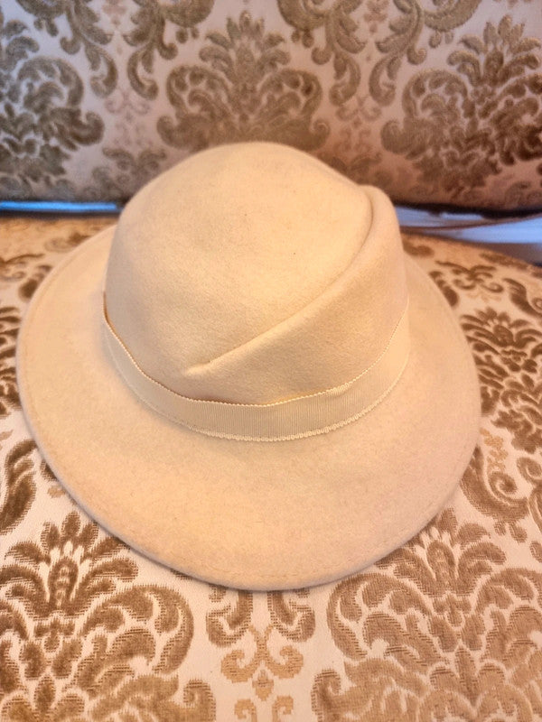 Women's 60's Vintage Hat By "creation la mouche chapeau jeune"