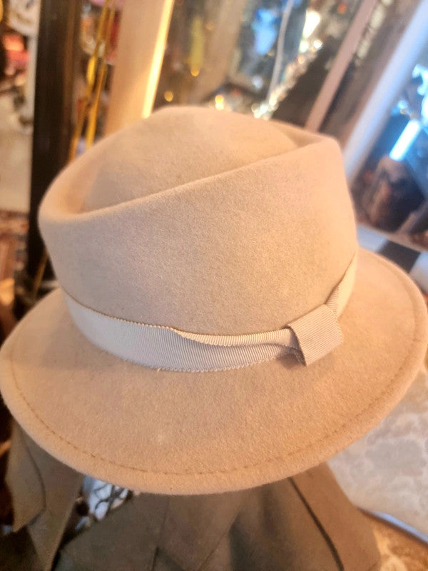 Women's 60's Vintage Hat By "creation la mouche chapeau jeune"