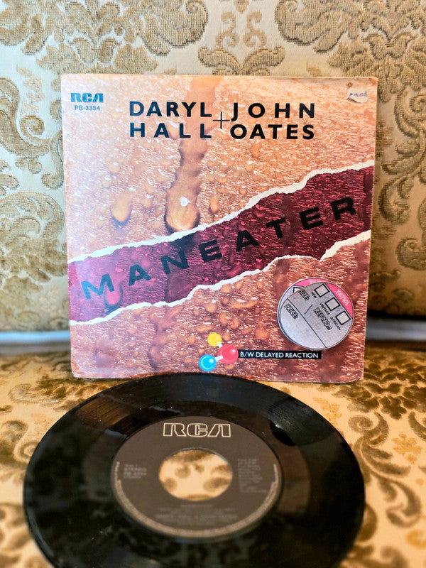 Daryl Hall + John Oates – Maneater b/w Delayed Reaction