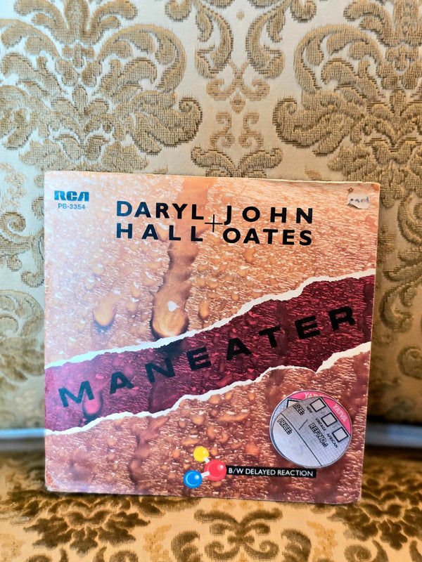 Daryl Hall + John Oates – Maneater b/w Delayed Reaction