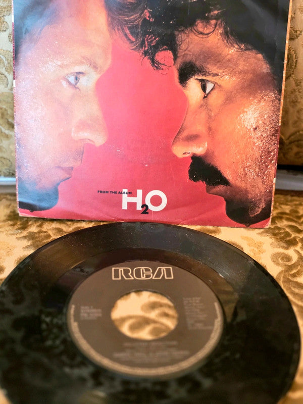 Daryl Hall + John Oates – Maneater b/w Delayed Reaction