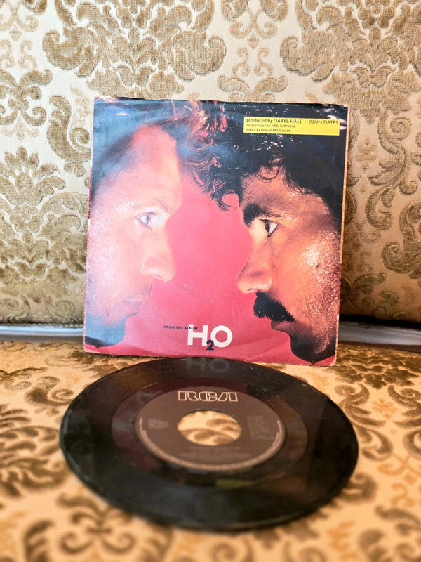 Daryl Hall + John Oates – Maneater b/w Delayed Reaction