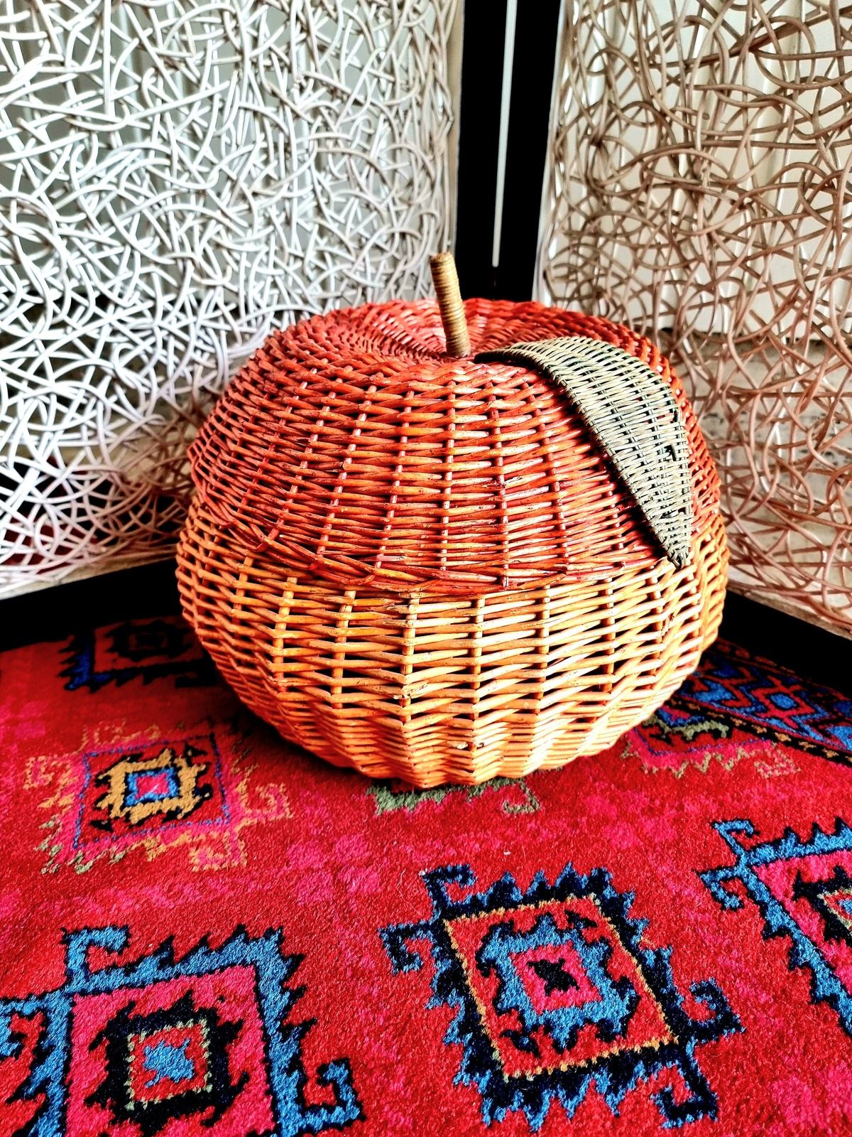Vintage Wicker Rattan basket with lid