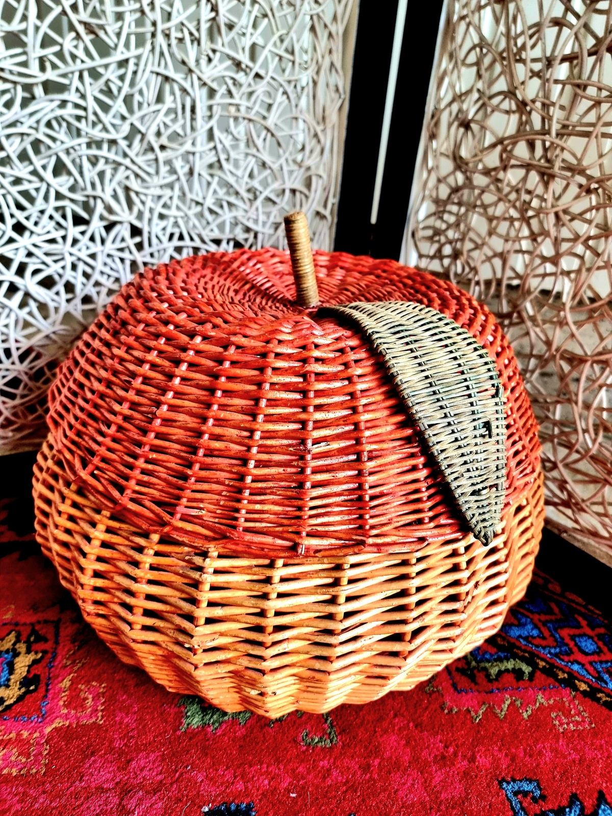 Vintage Wicker Rattan basket with lid
