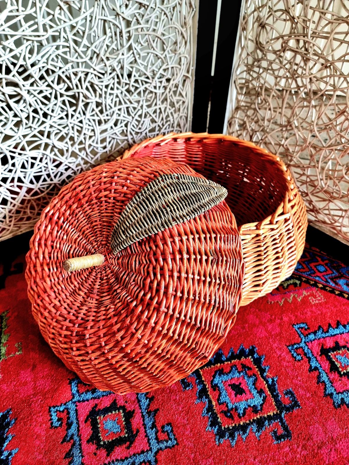 Vintage Wicker Rattan basket with lid