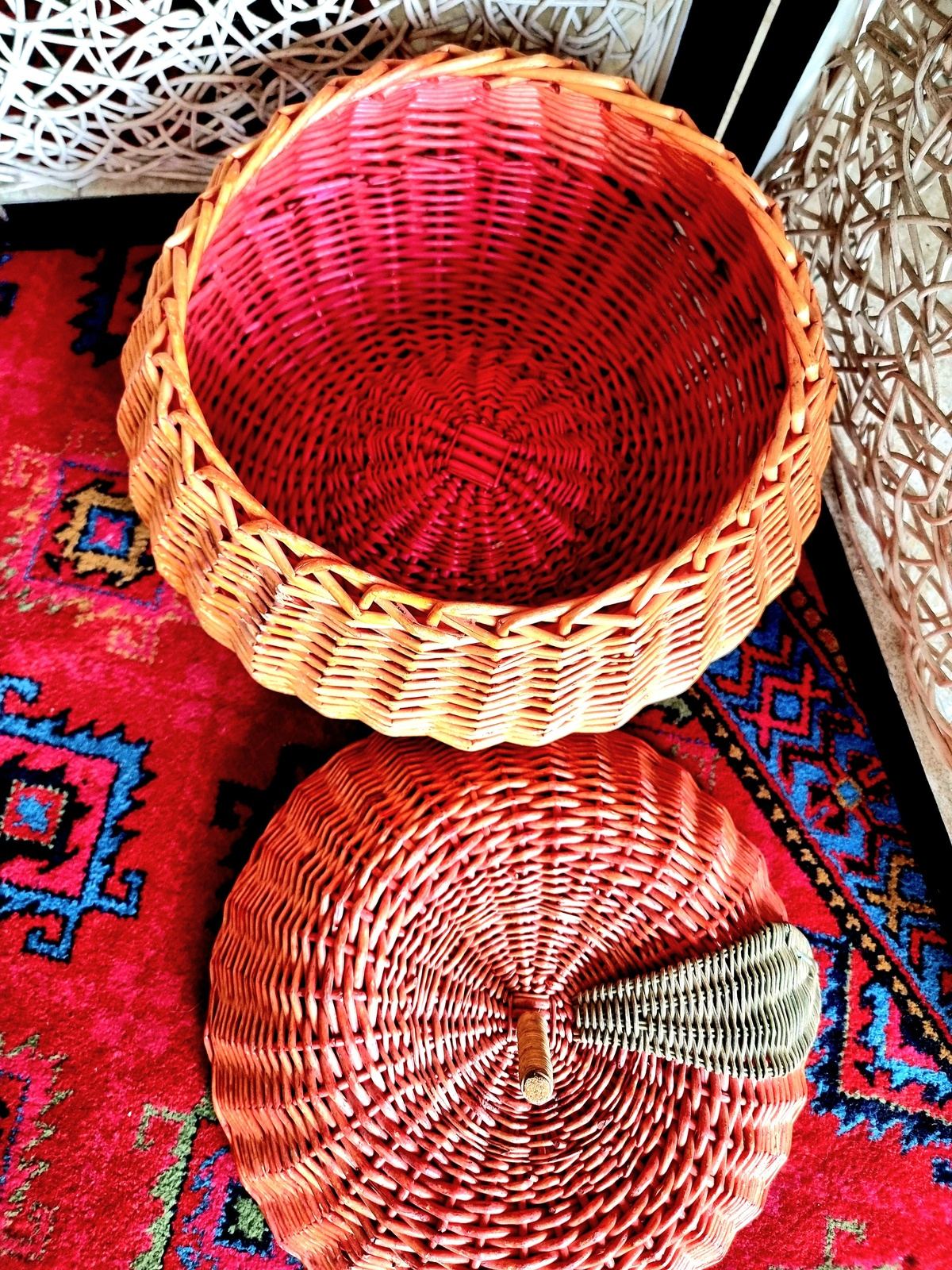 Vintage Wicker Rattan basket with lid