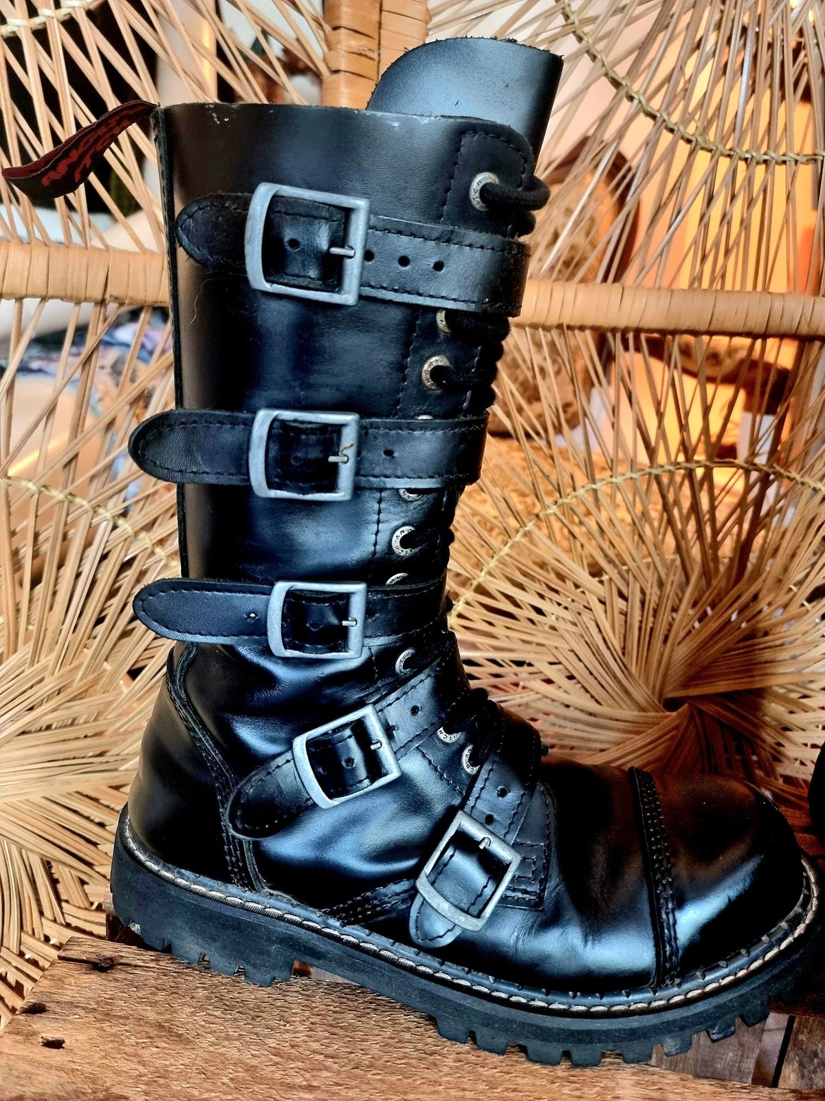 Angry itch Boots