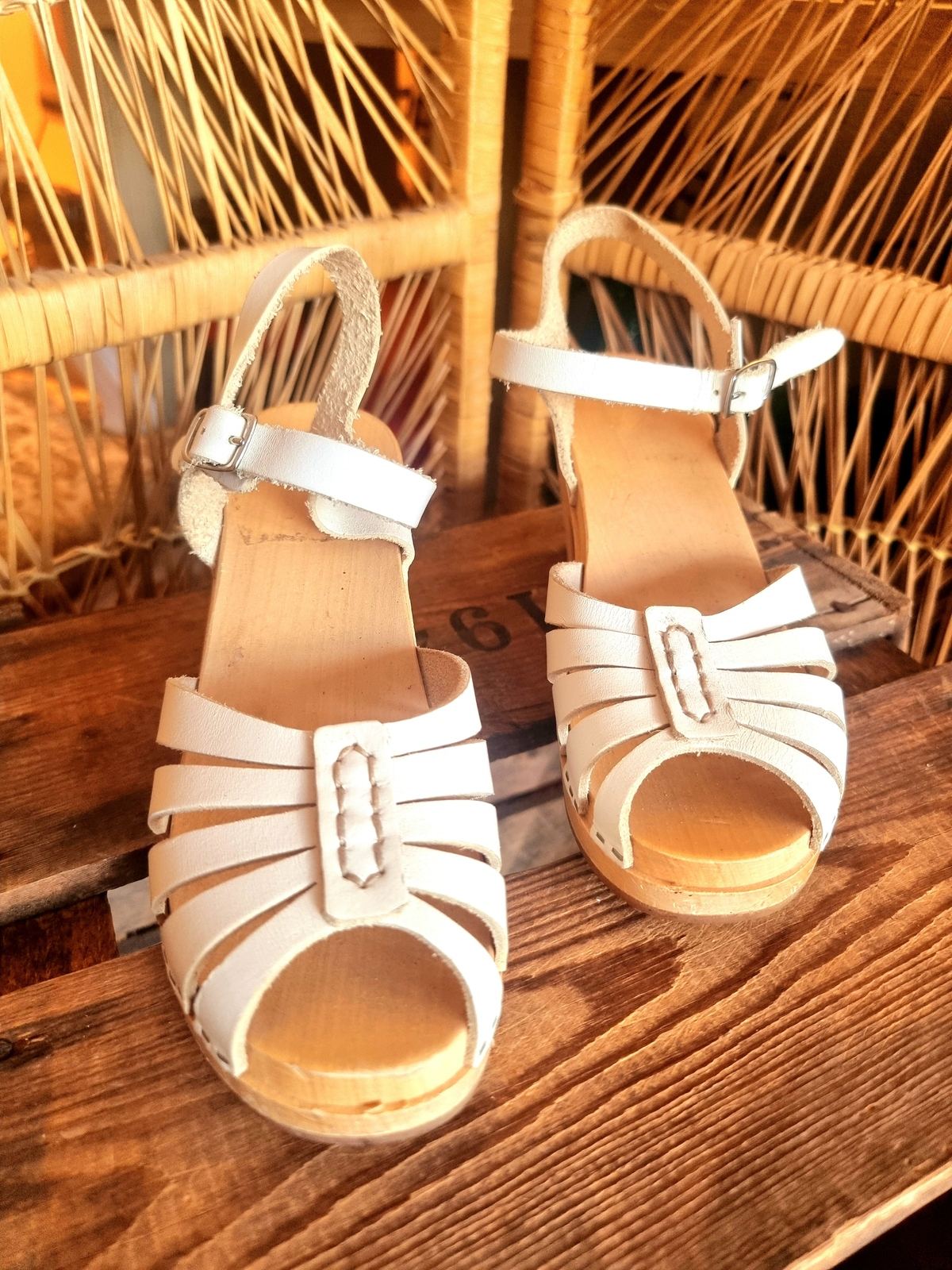 Sandal shoes
