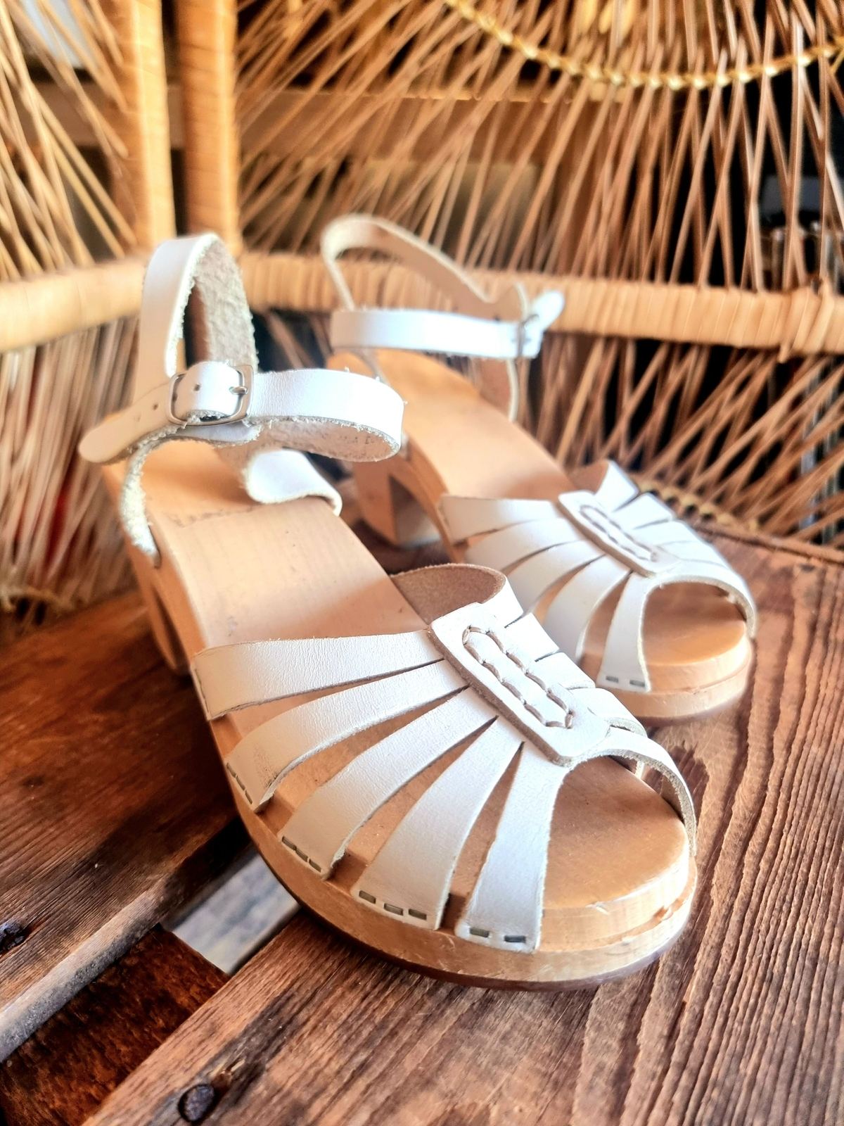 Sandal shoes