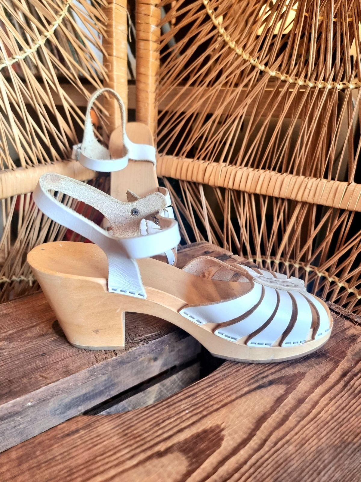 Sandal shoes