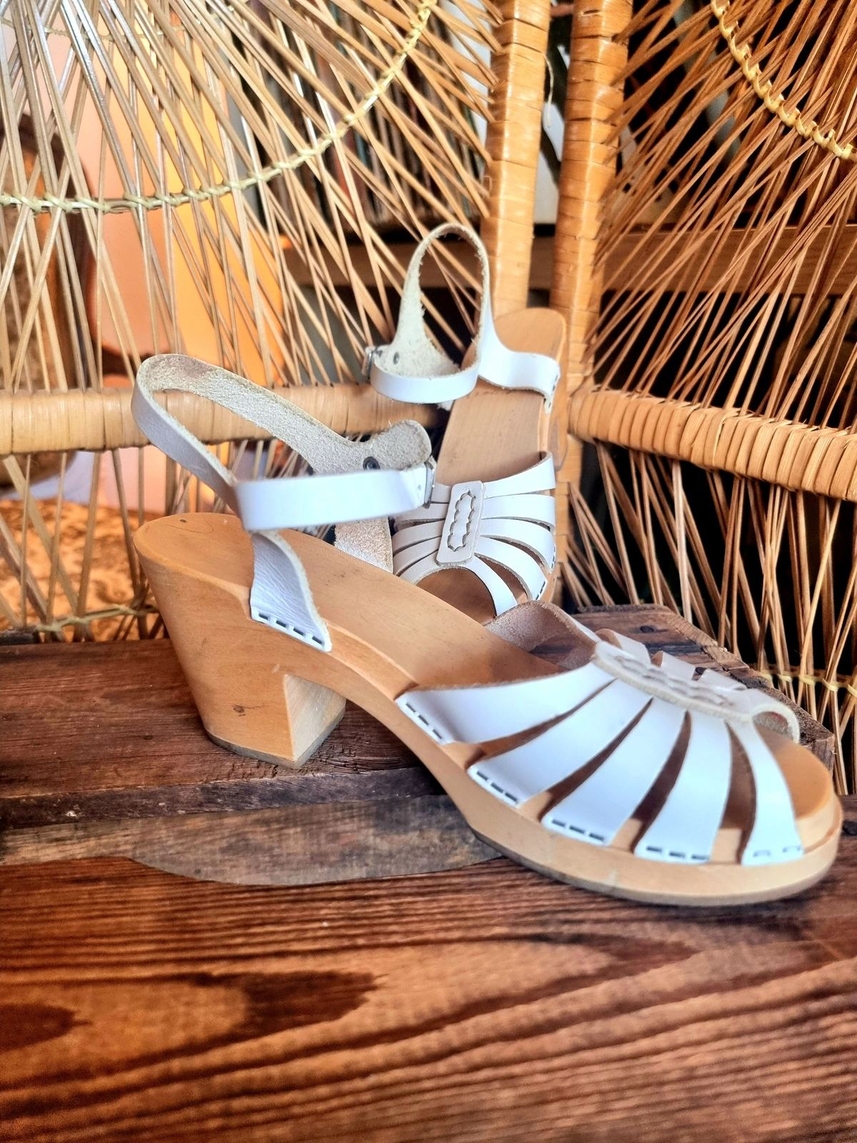 Sandal shoes