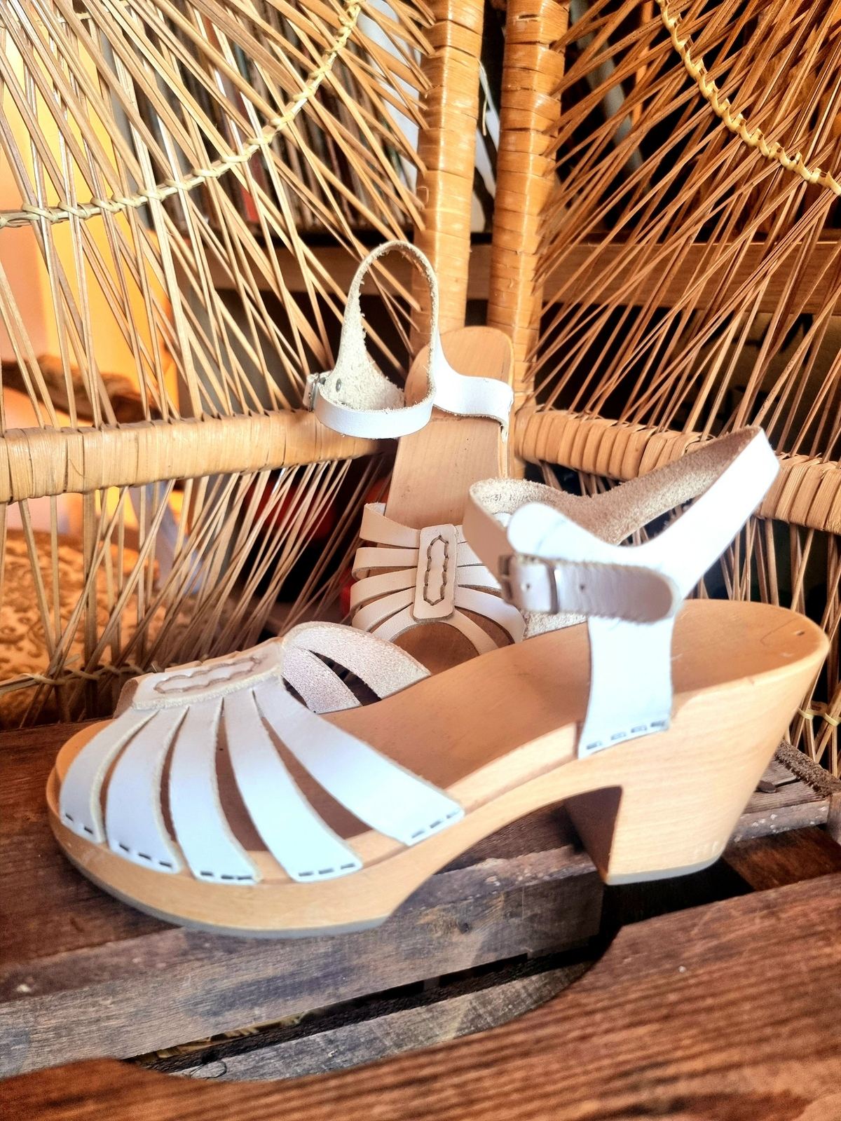 Sandal shoes