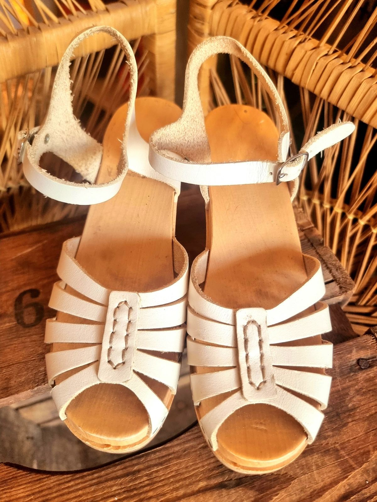 Sandal shoes