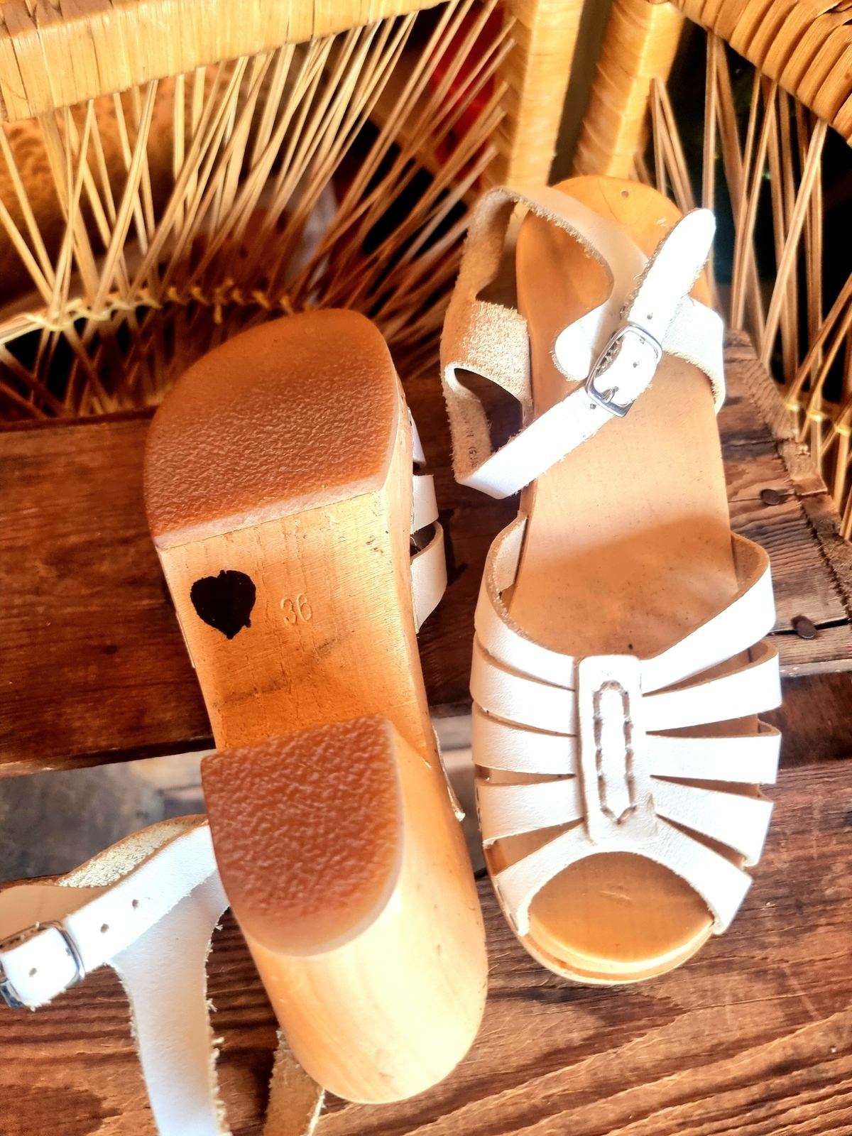 Sandal shoes