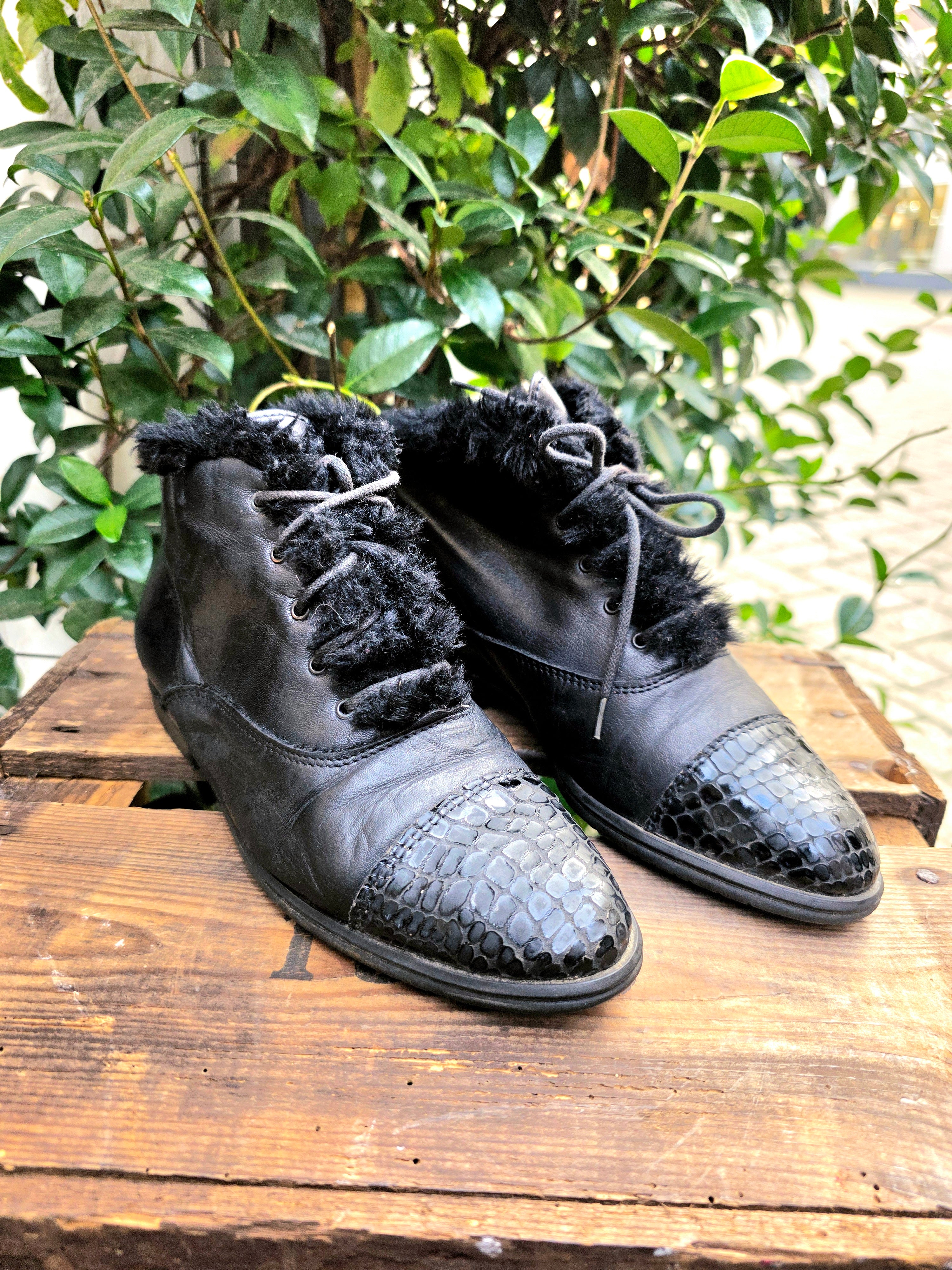 YV6934: Vintage 1980s faux Fur Trim Ankle Boots