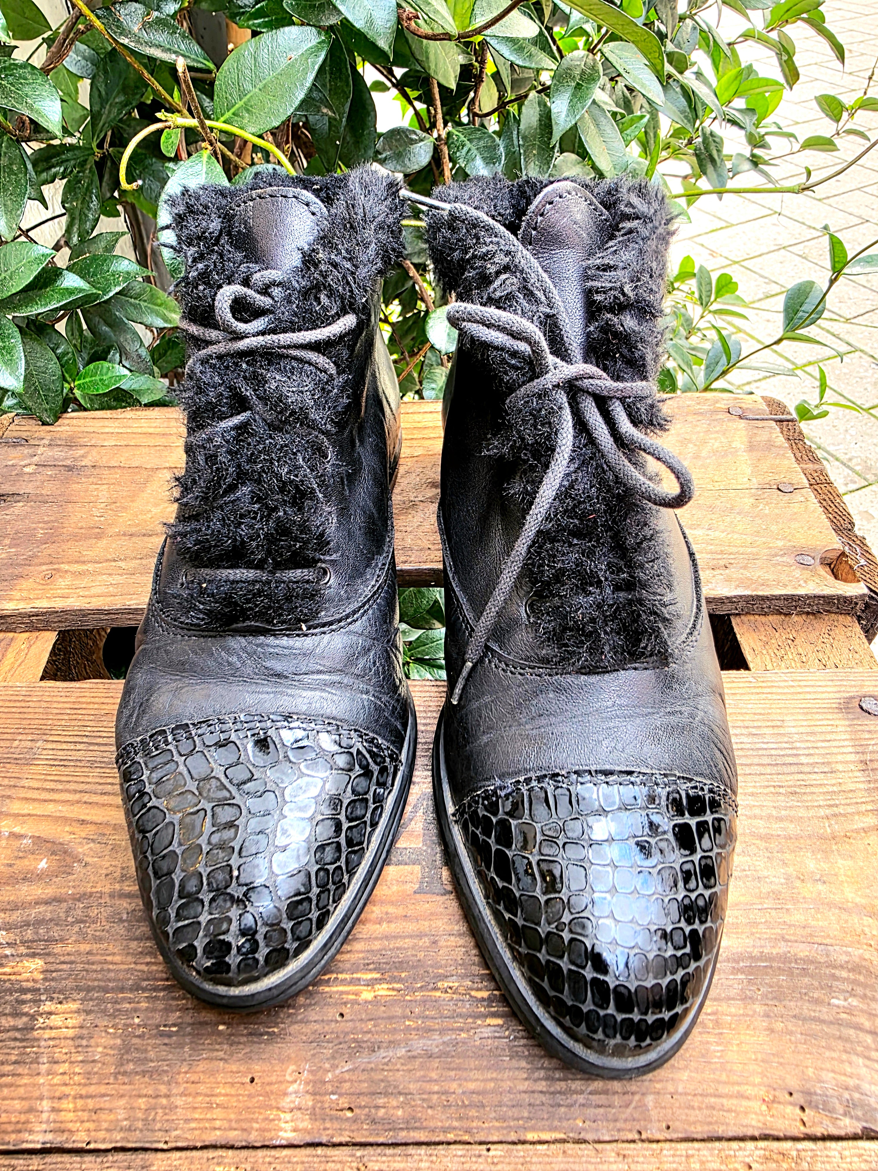 YV6934: Vintage 1980s faux Fur Trim Ankle Boots