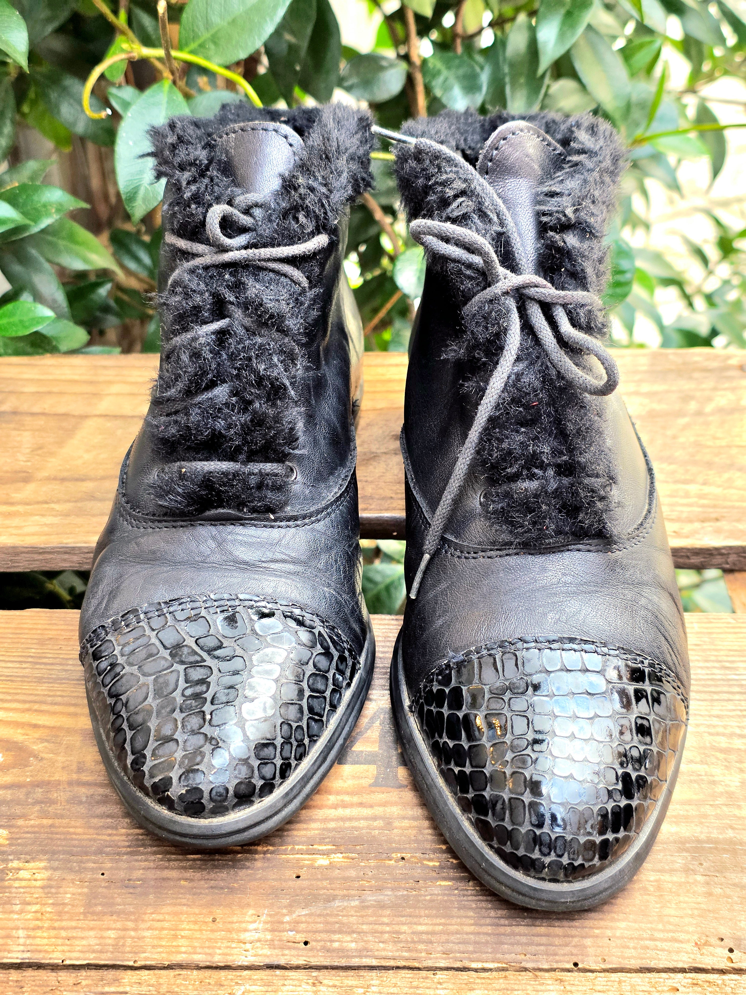 YV6934: Vintage 1980s faux Fur Trim Ankle Boots