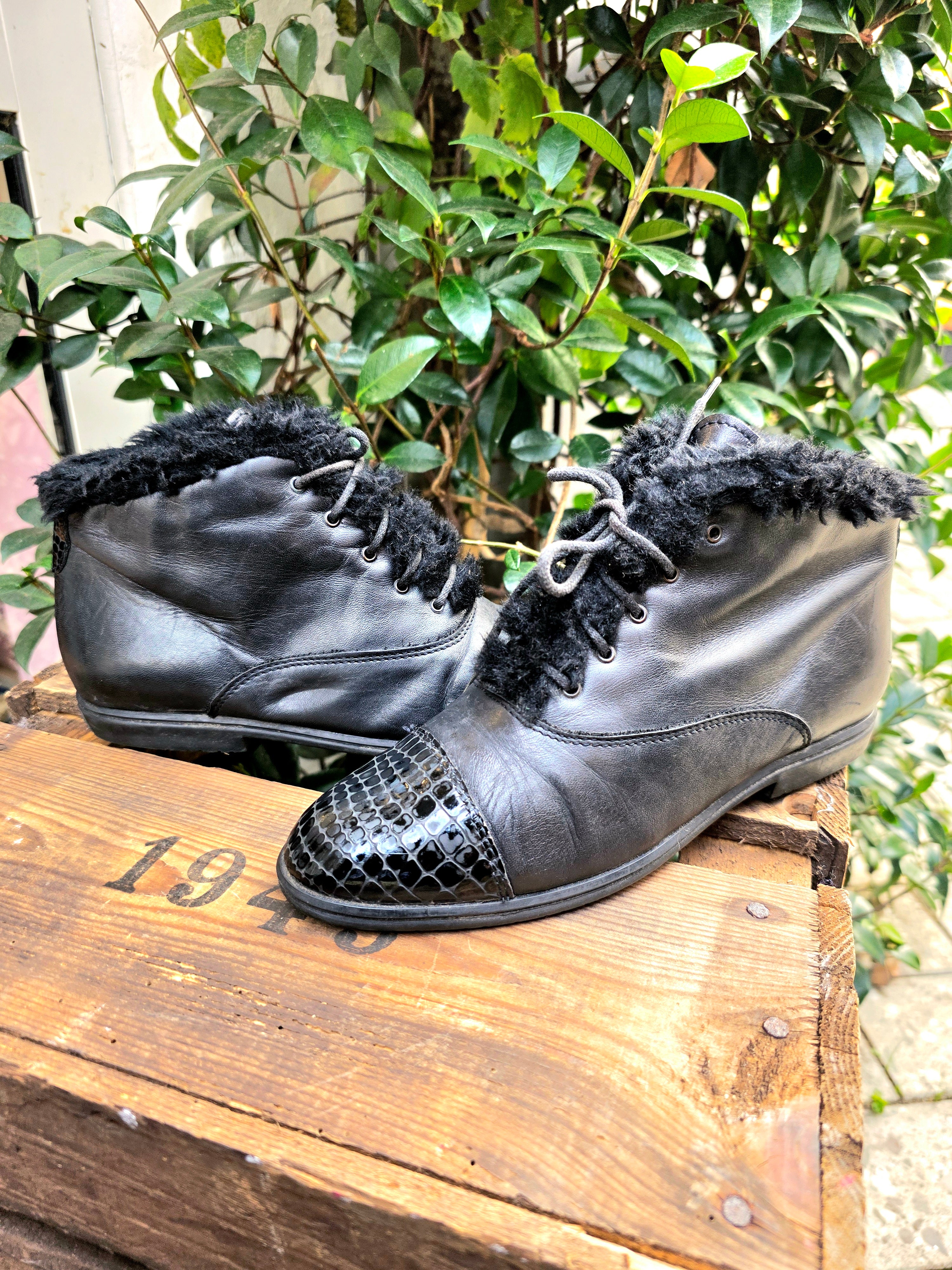 YV6934: Vintage 1980s faux Fur Trim Ankle Boots
