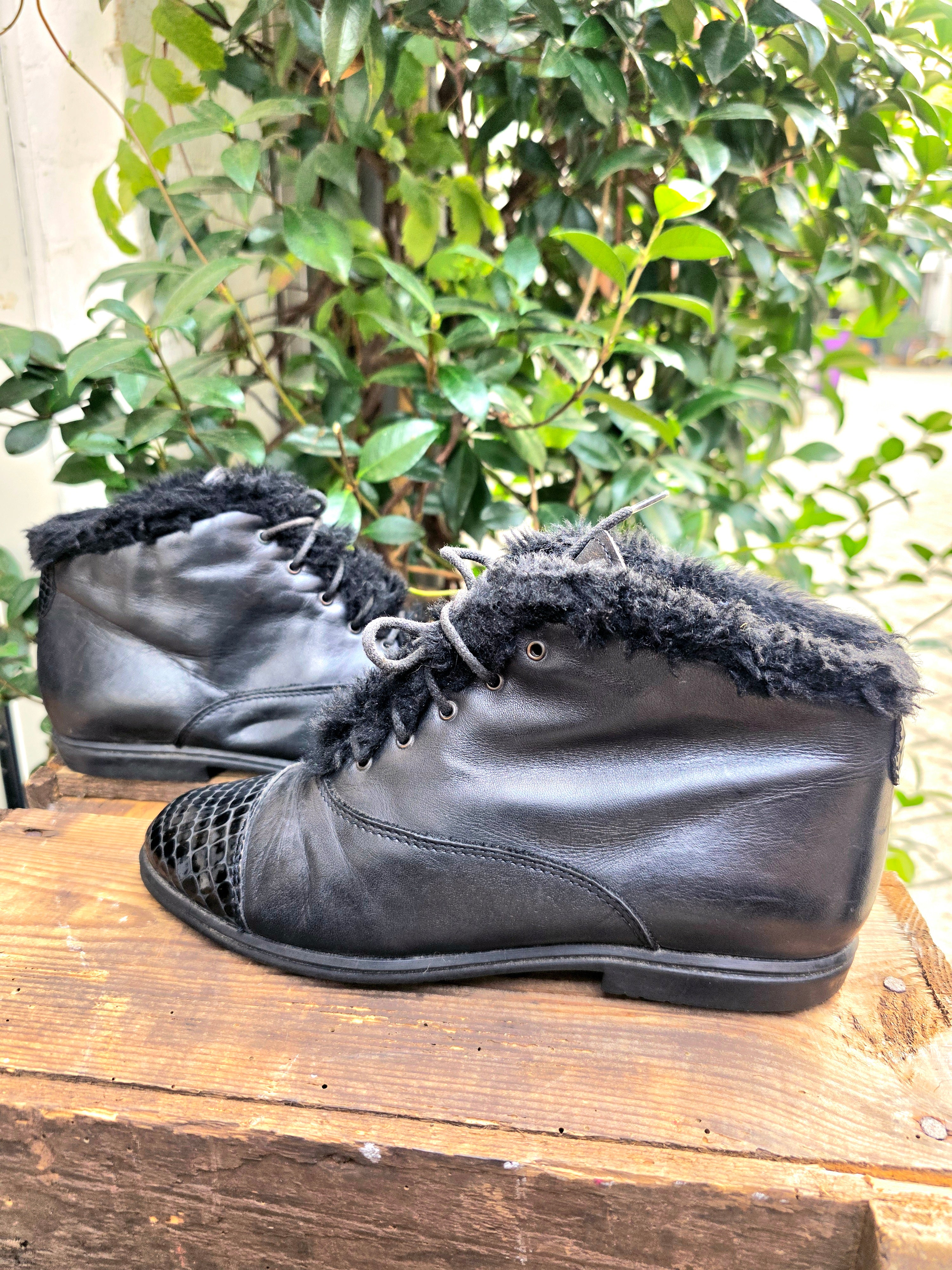 YV6934: Vintage 1980s faux Fur Trim Ankle Boots