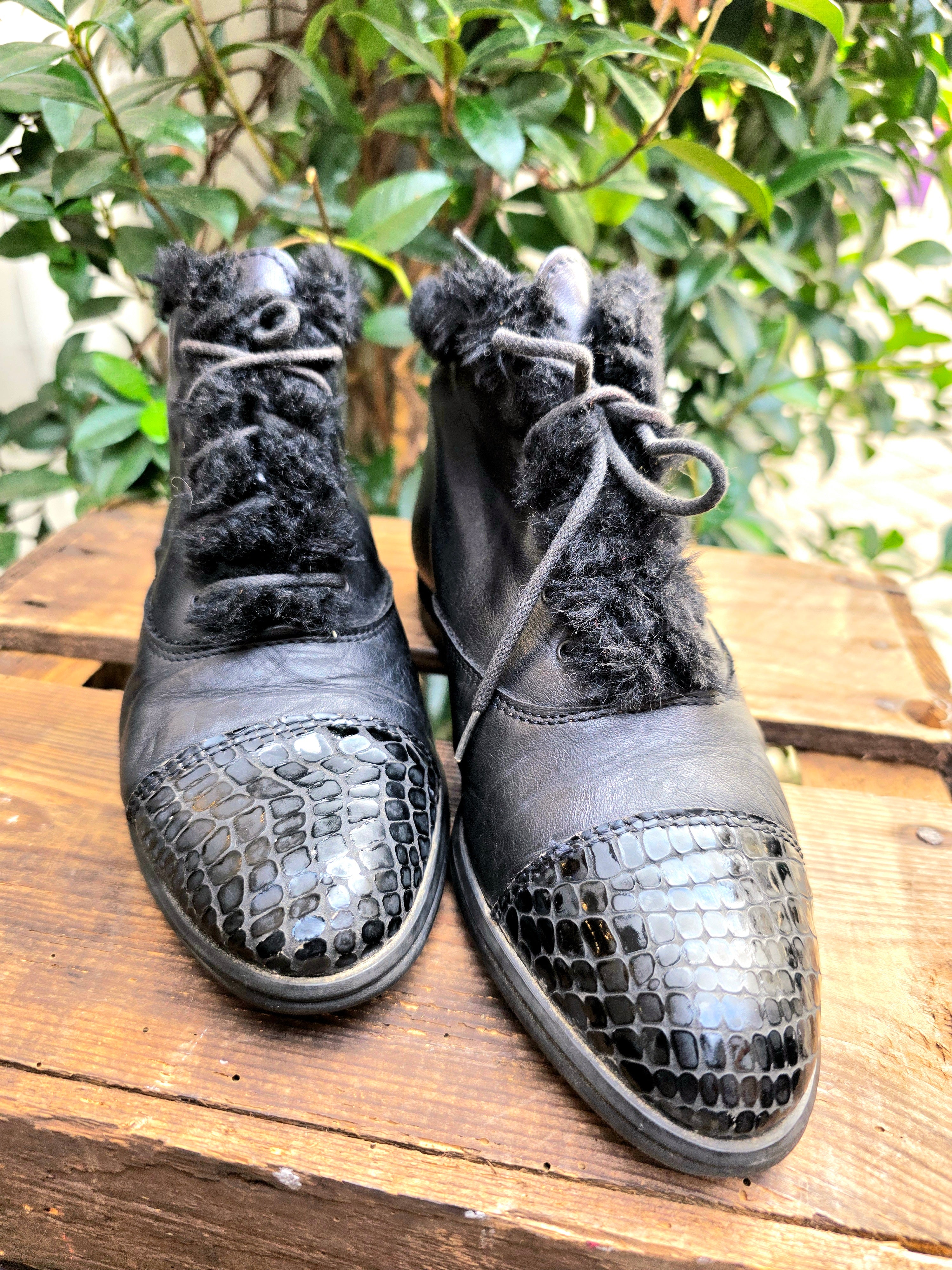 YV6934: Vintage 1980s faux Fur Trim Ankle Boots