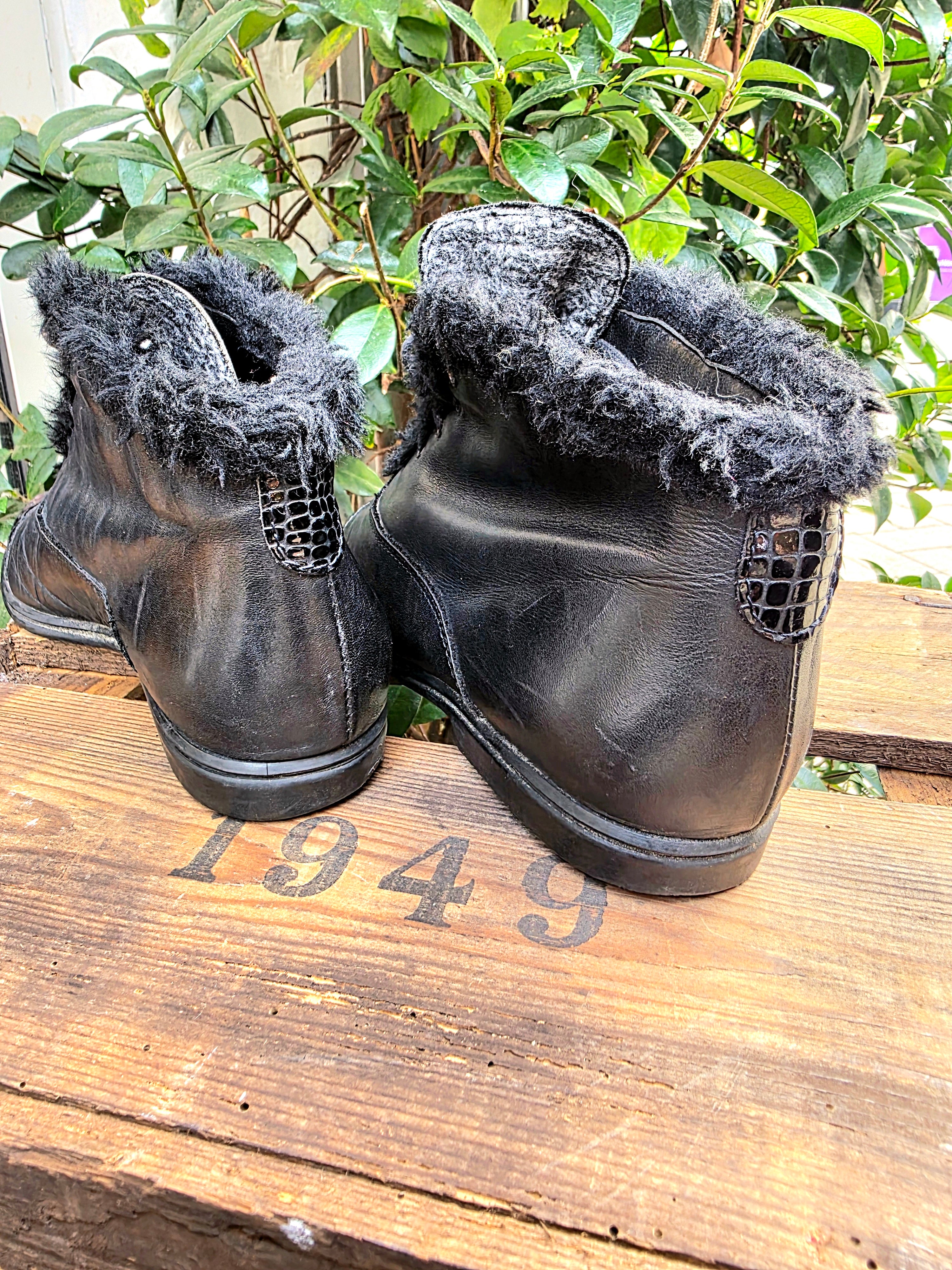 YV6934: Vintage 1980s faux Fur Trim Ankle Boots