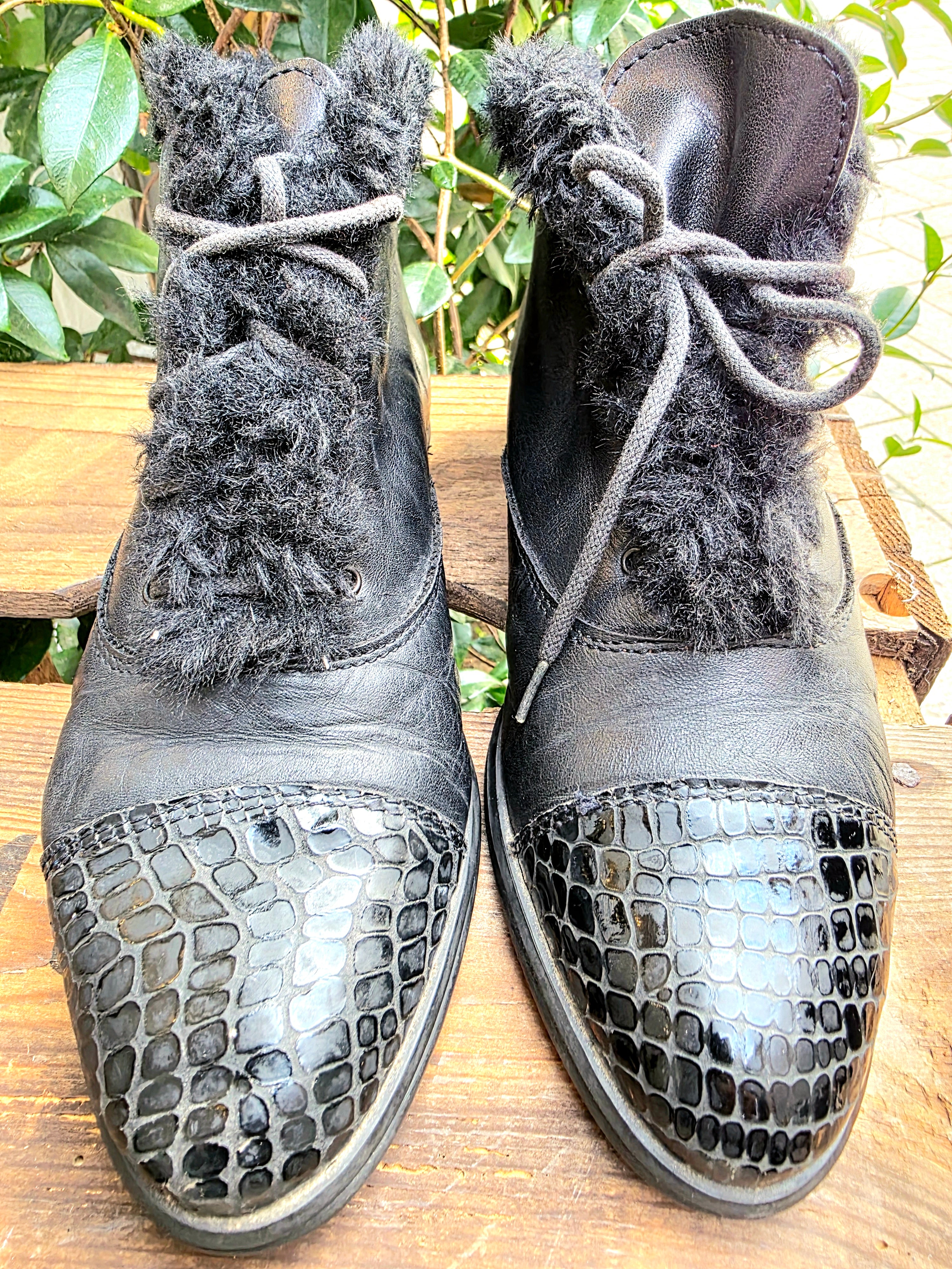 YV6934: Vintage 1980s faux Fur Trim Ankle Boots