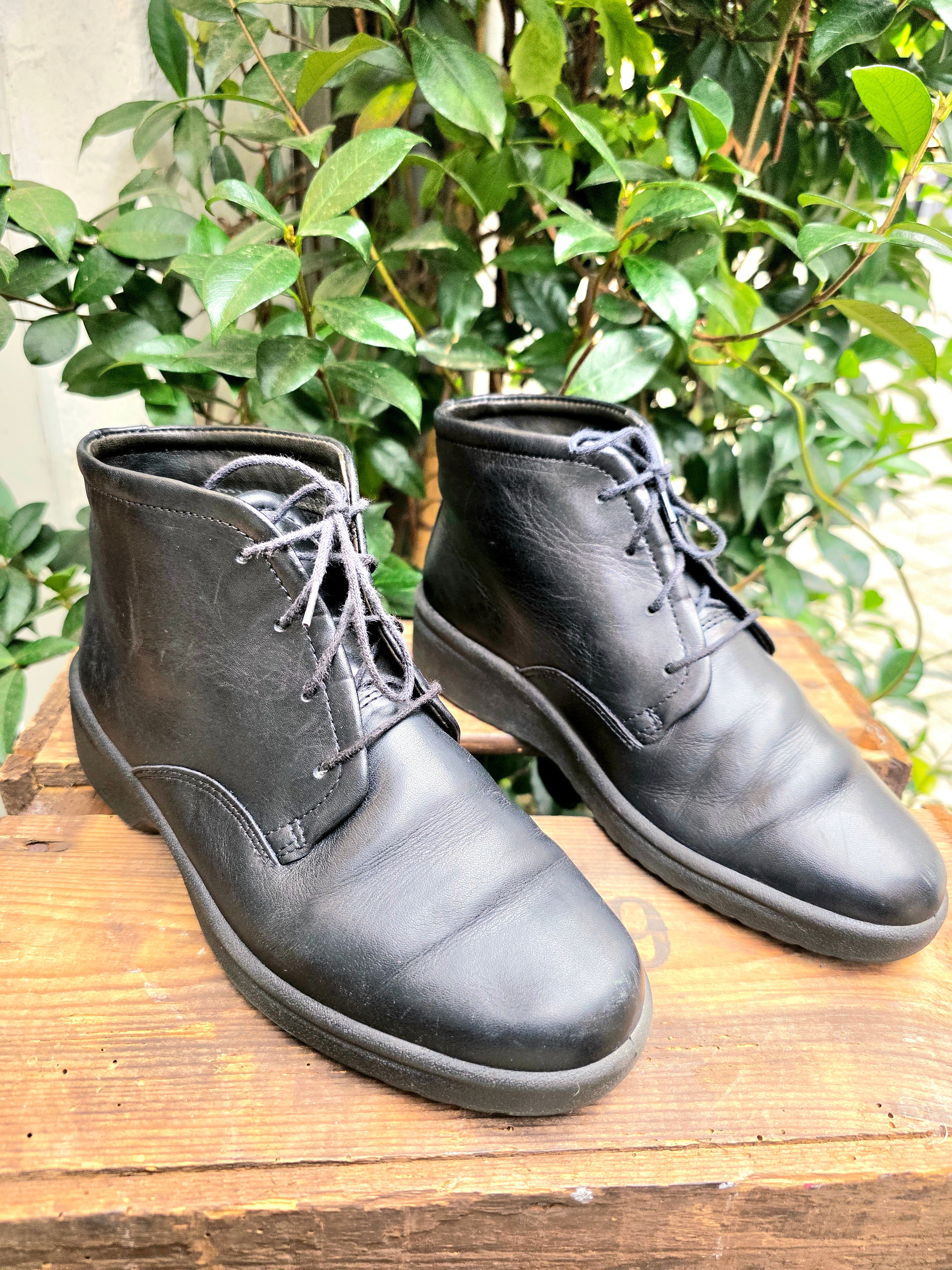 YatvaVintage: YV6949: Vintage 90s Ecco Leather Ankle boots