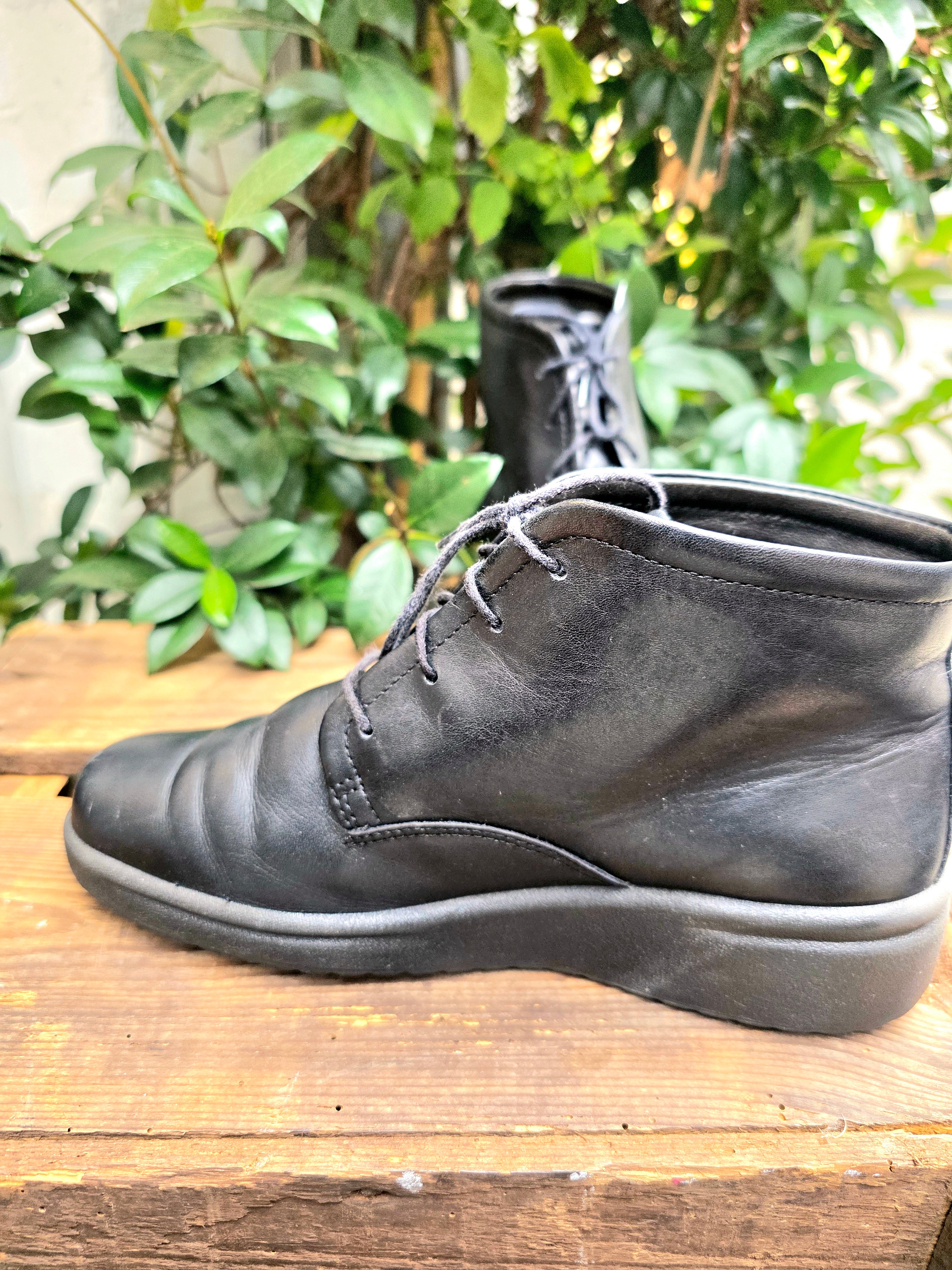 YatvaVintage: YV6949: Vintage 90s Ecco Leather Ankle boots