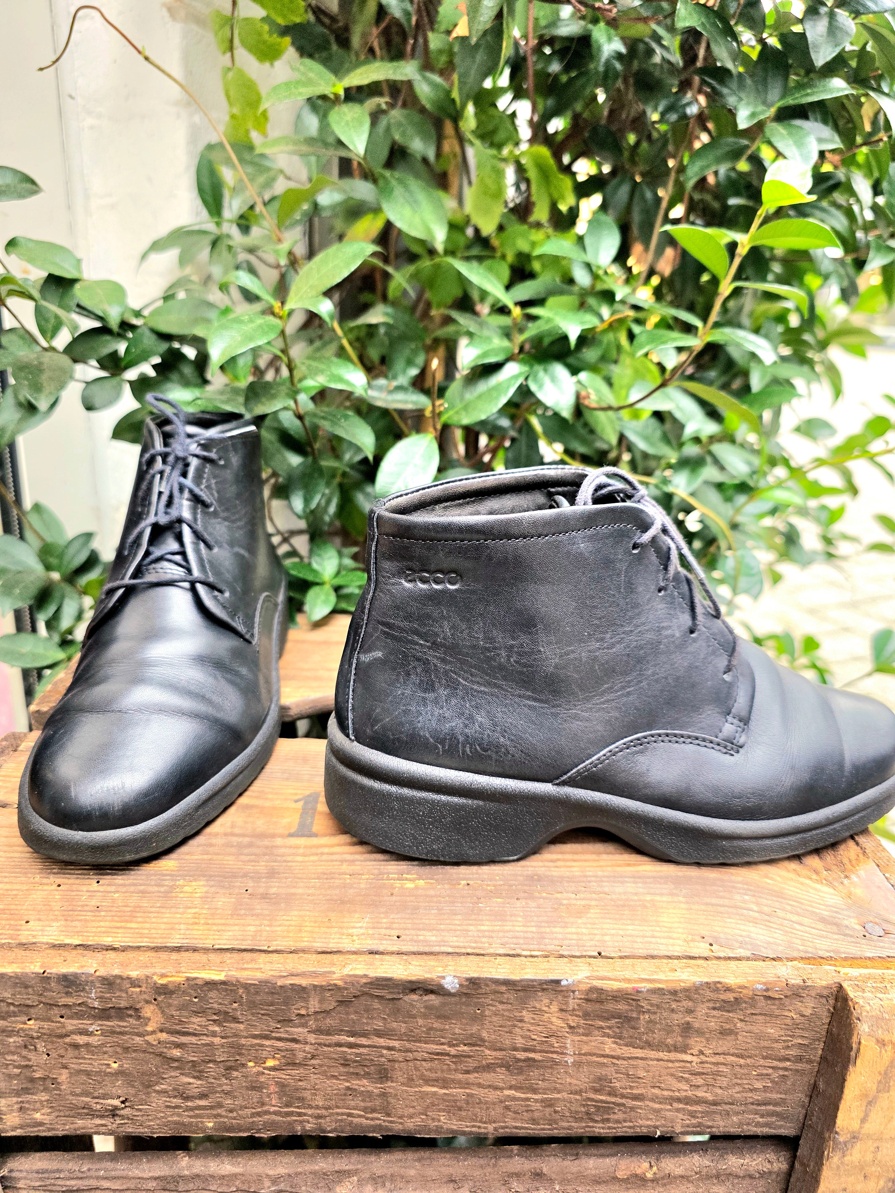 YatvaVintage: YV6949: Vintage 90s Ecco Leather Ankle boots