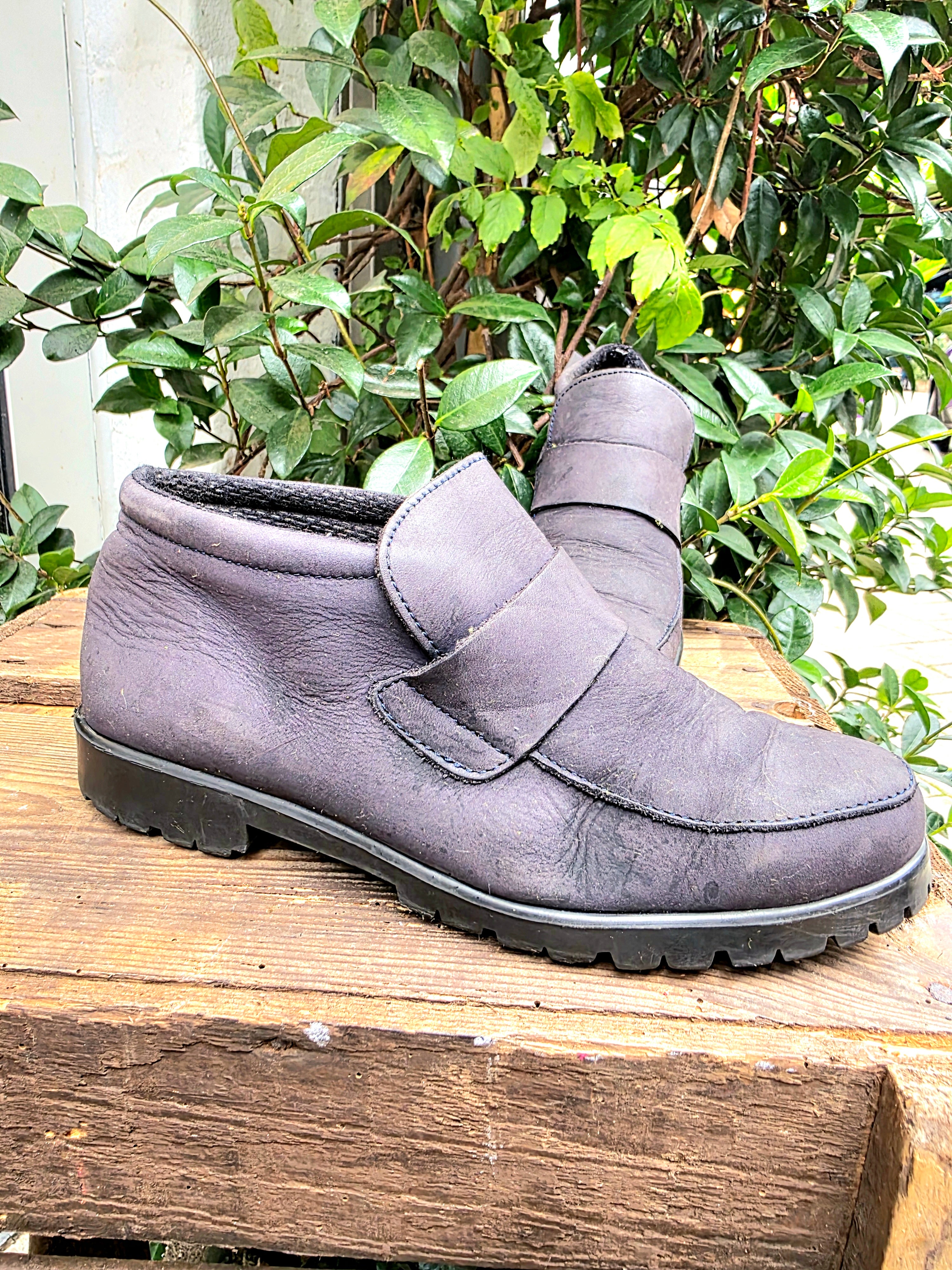 YV6945: Vintage 90s Beaver Creek Ankle Boots