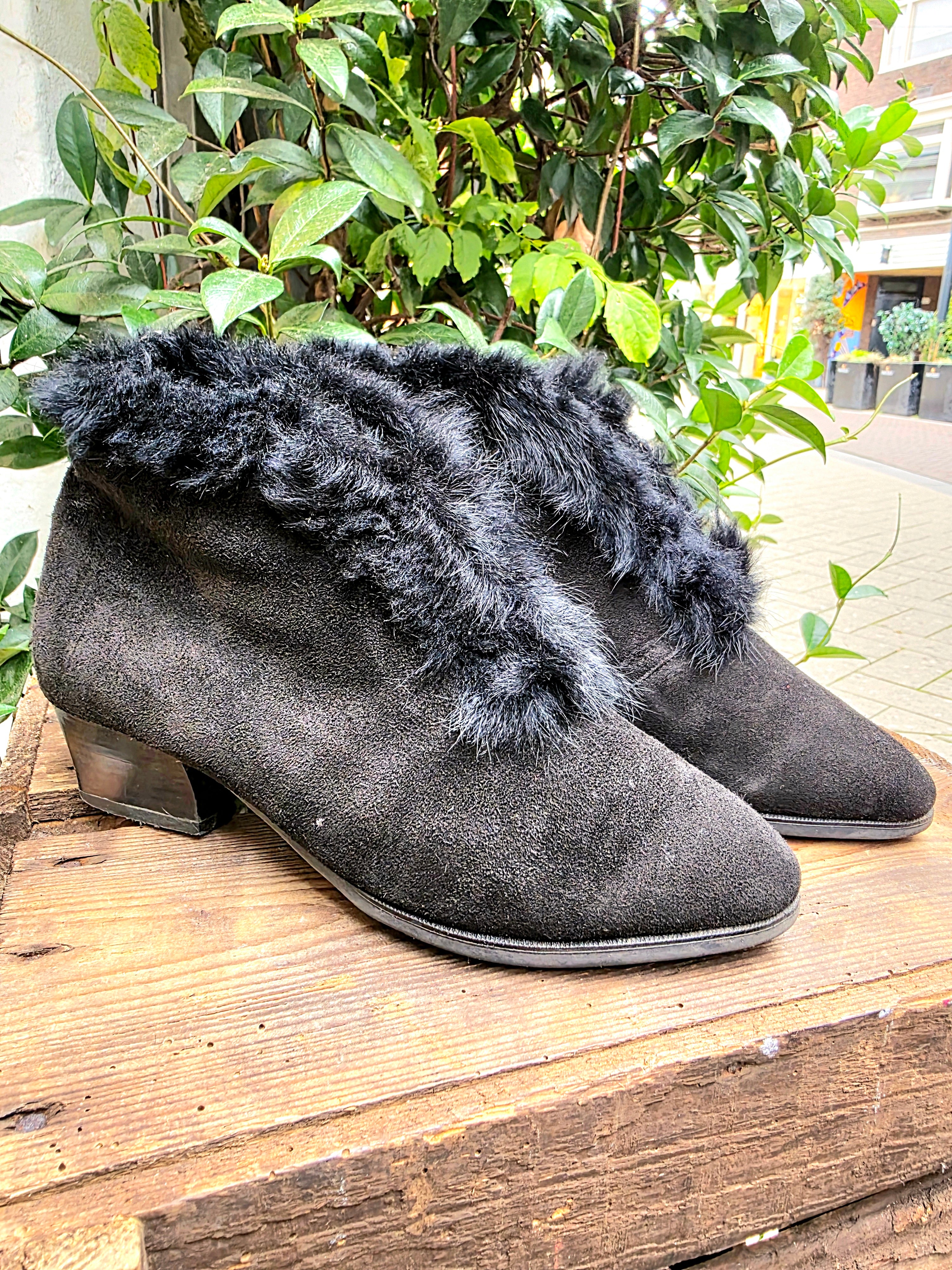 YV6947: Vintage 80s/ 90's Ankle Boots