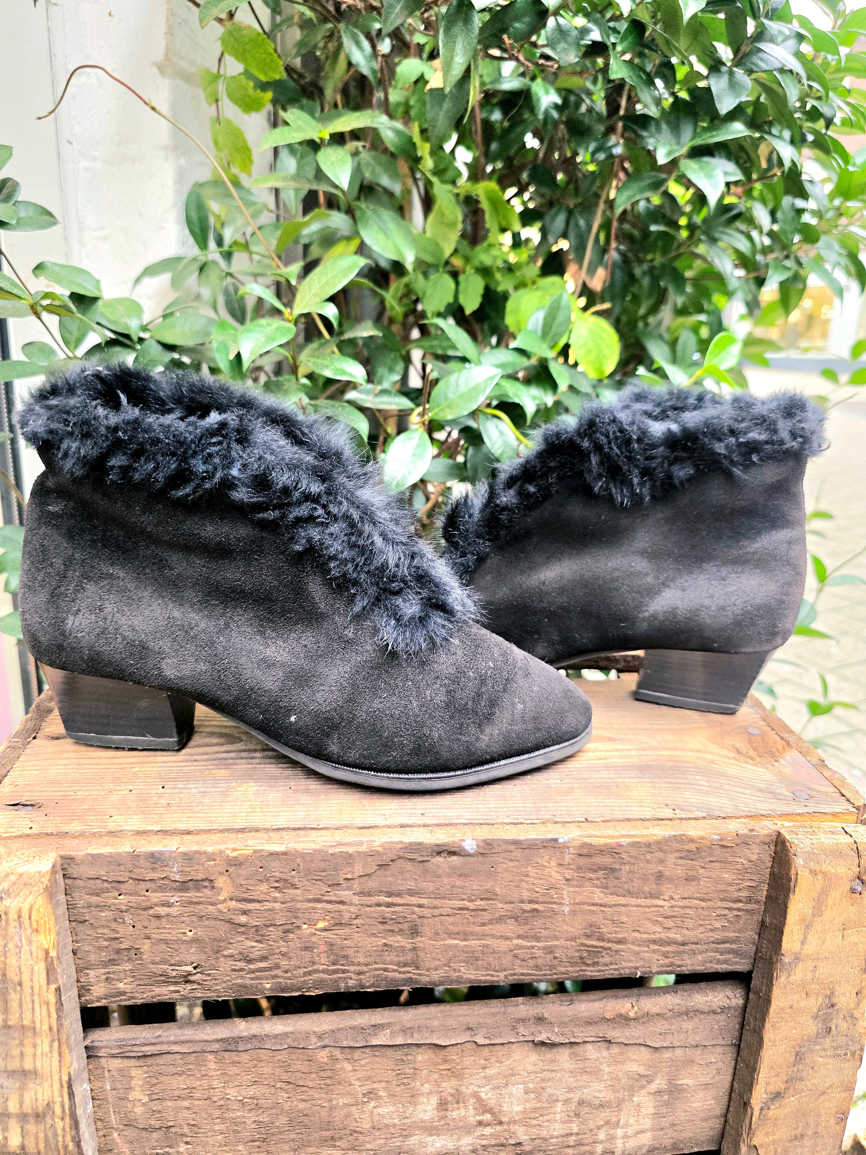 YV6947: Vintage 80s/ 90's Ankle Boots