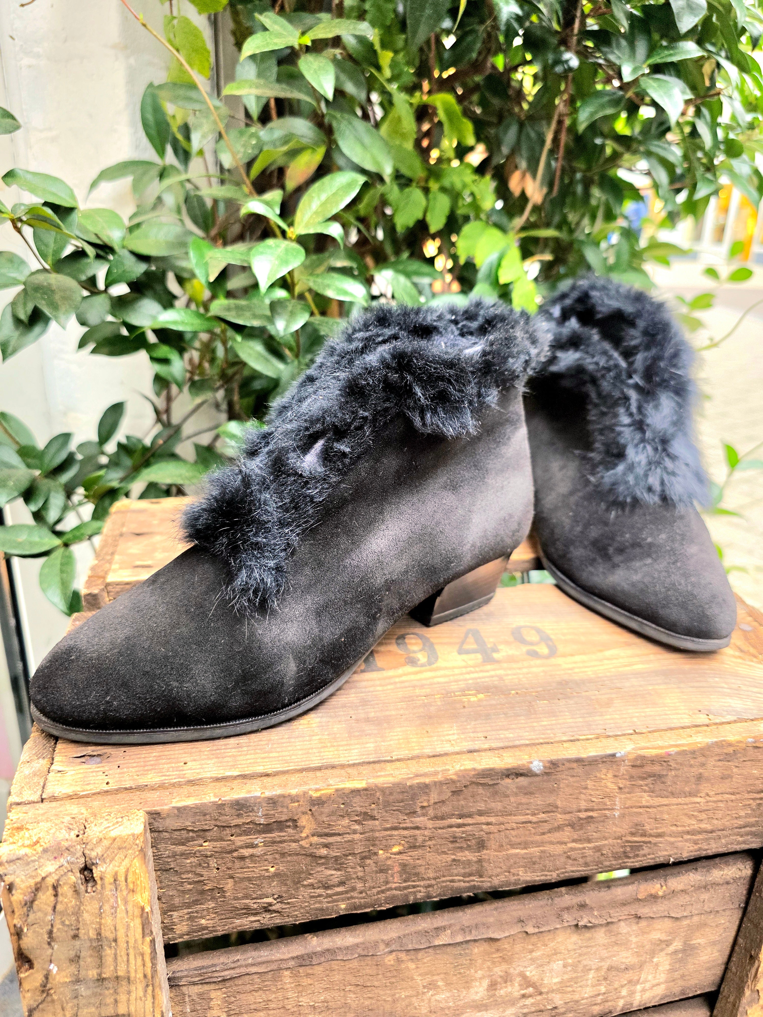 YV6947: Vintage 80s/ 90's Ankle Boots