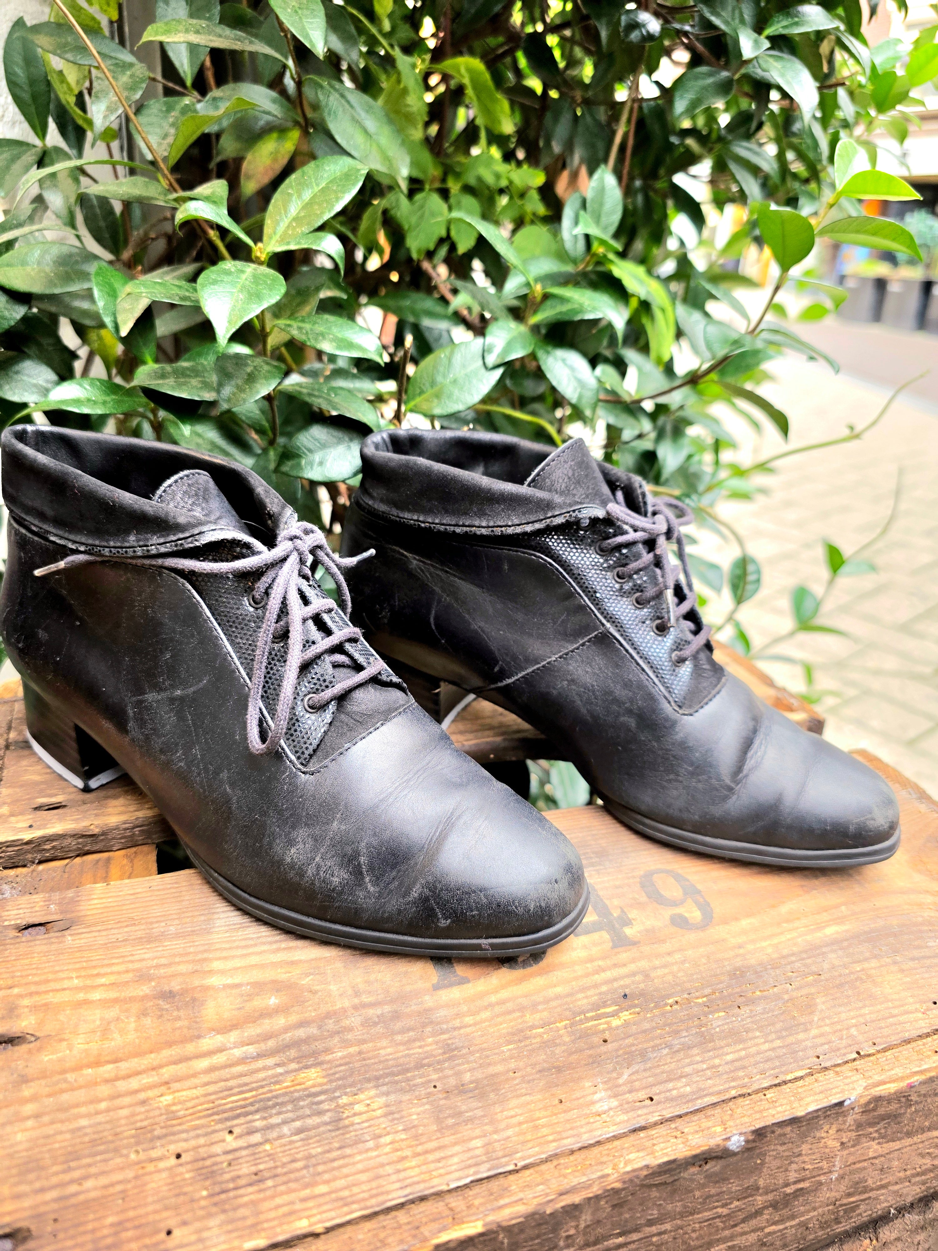 YV6950 : Vintage 80s / 90s Leather Ankle Boots