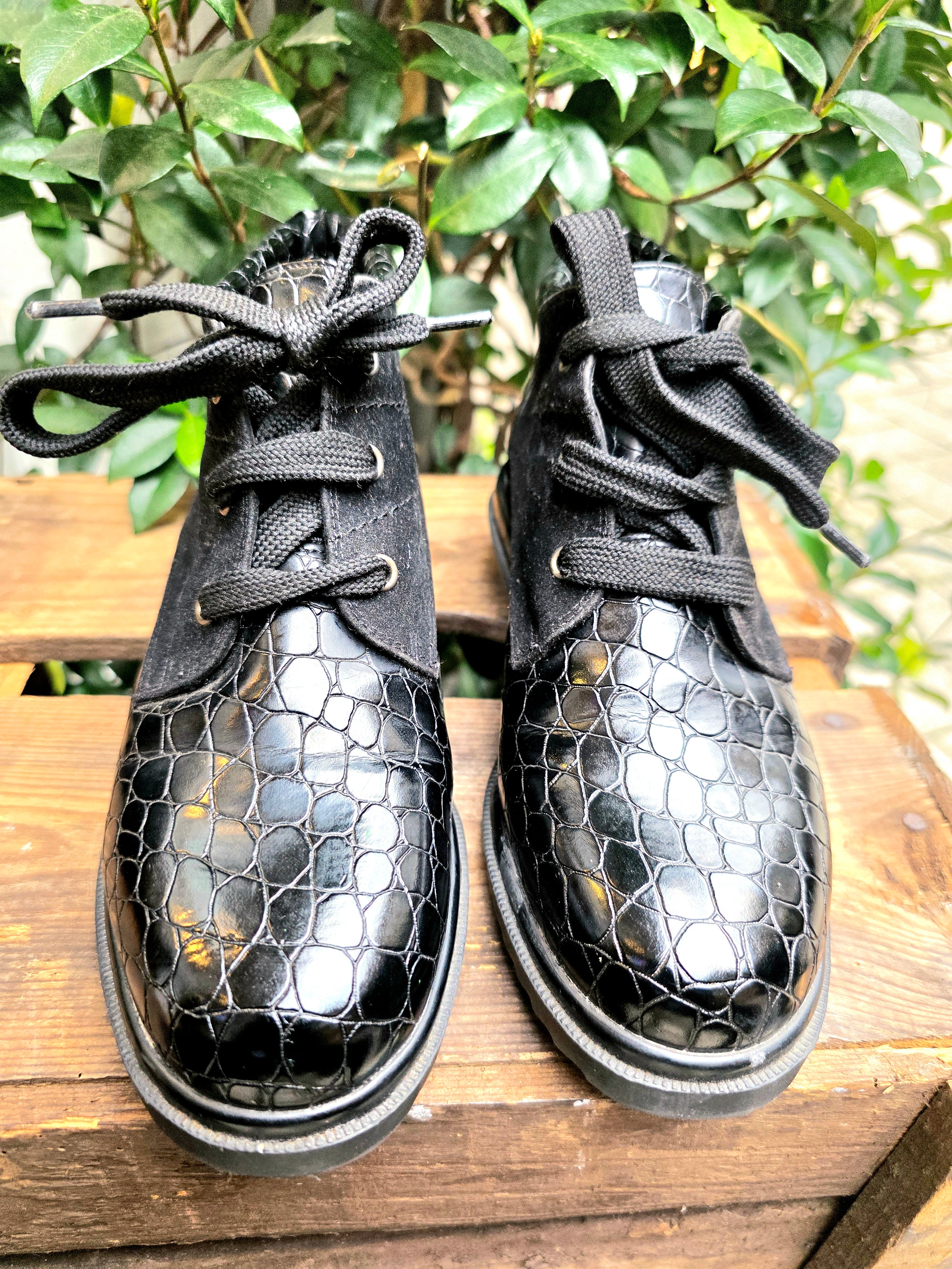 YV6940 : Vintage 80s / 90s Moc Cro Ankle Boots