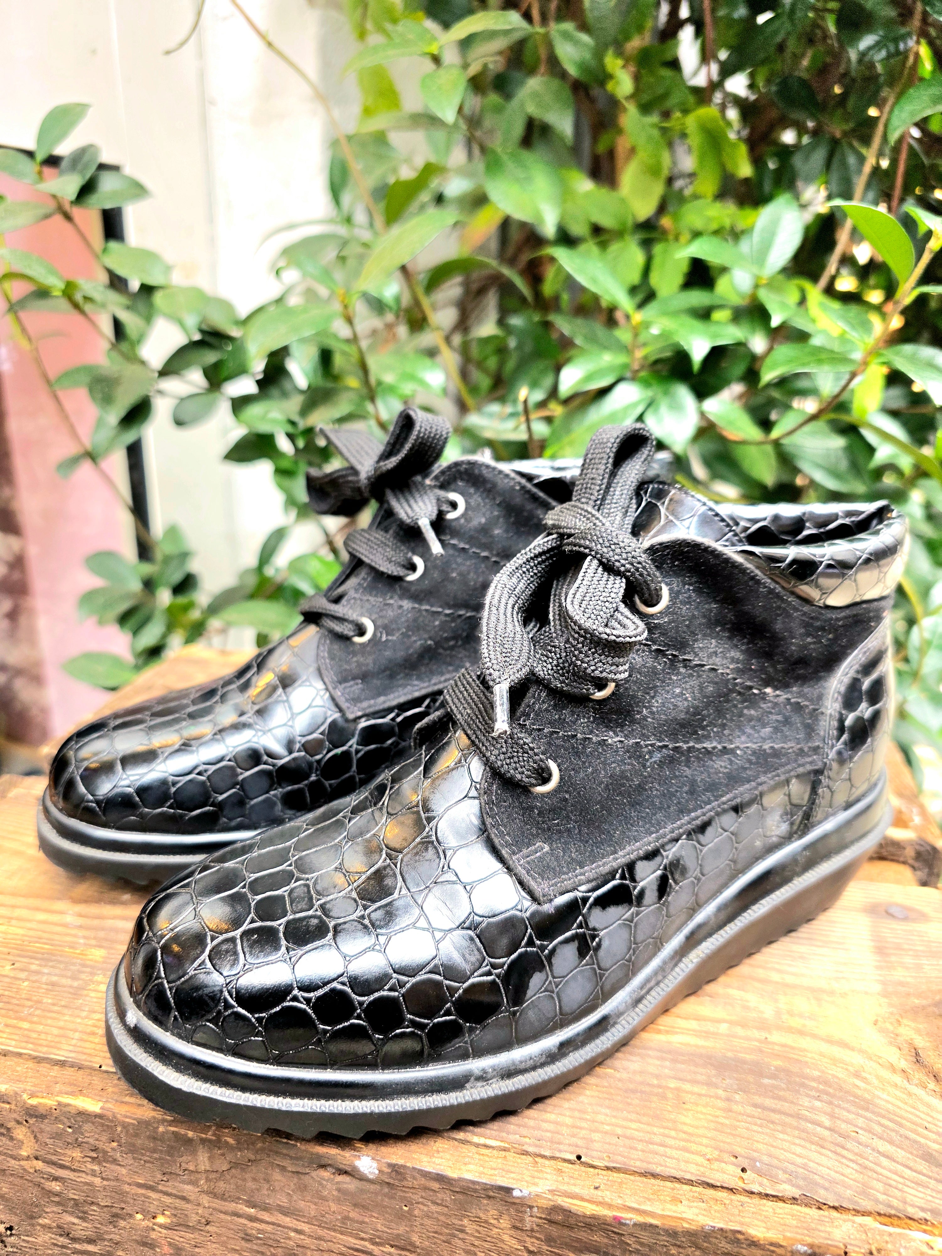 YV6940 : Vintage 80s / 90s Moc Cro Ankle Boots