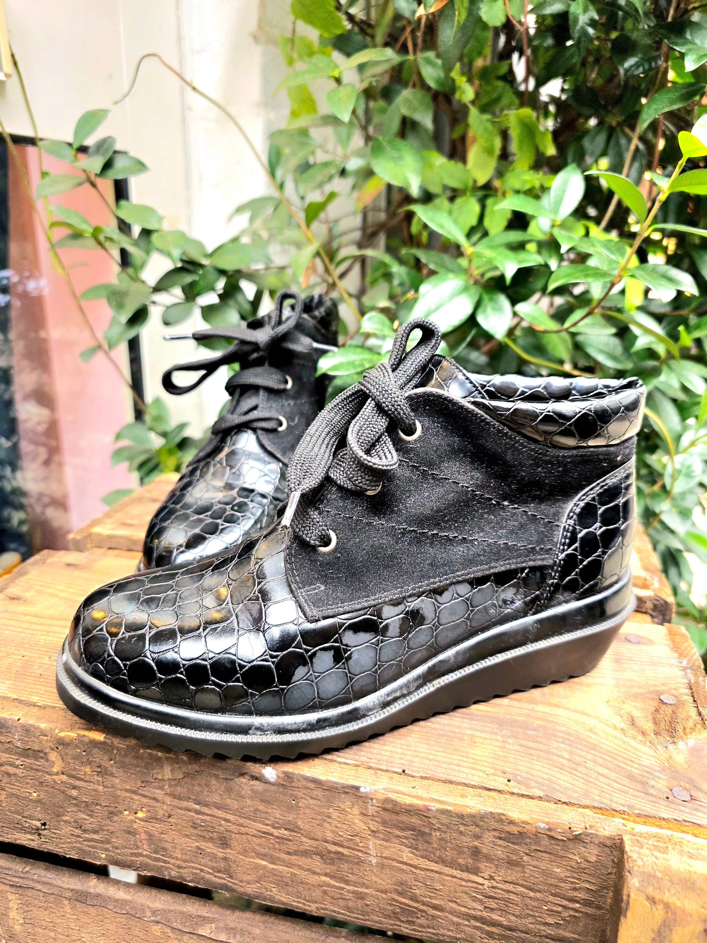 YV6940 : Vintage 80s / 90s Moc Cro Ankle Boots