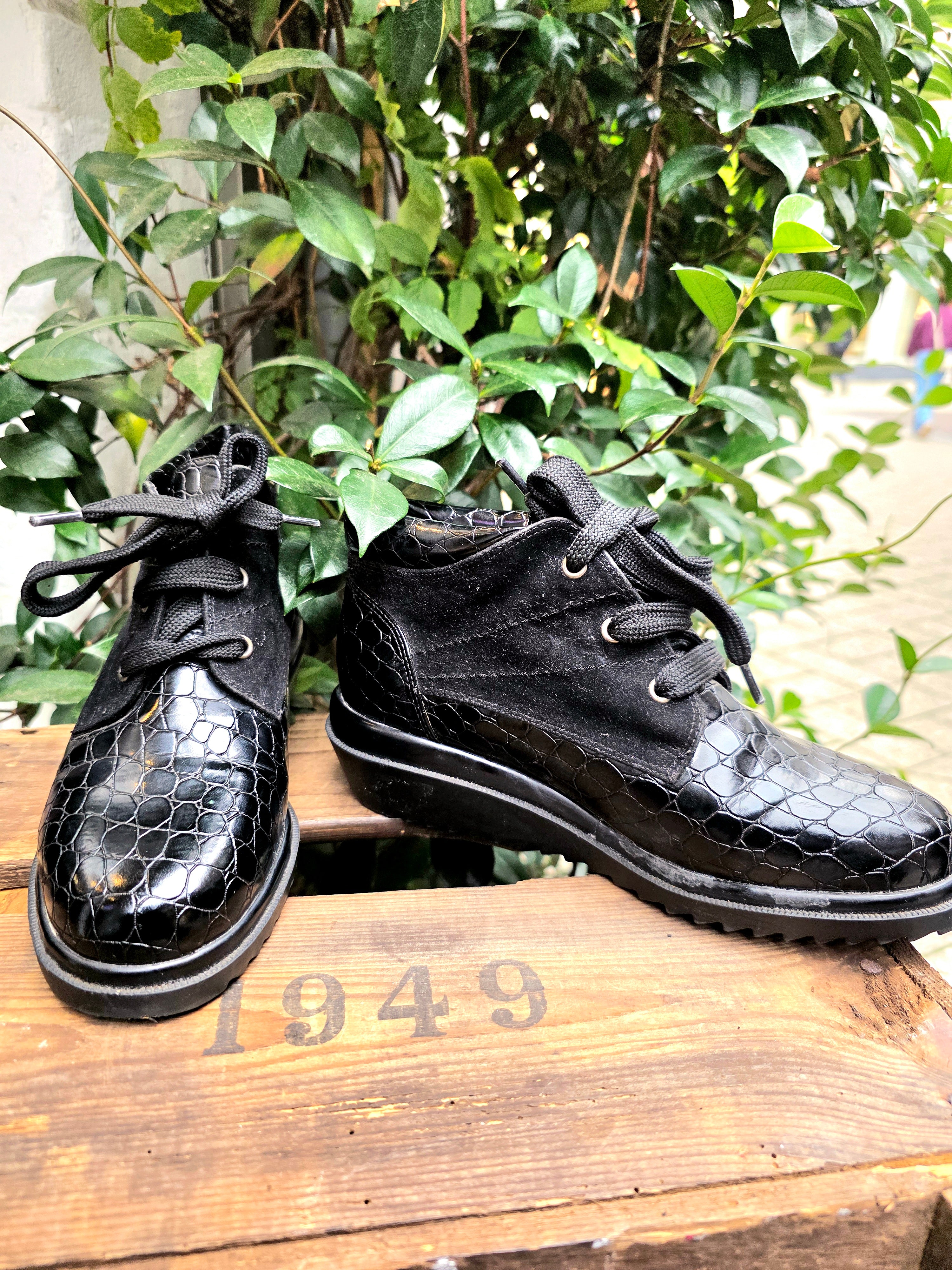YV6940 : Vintage 80s / 90s Moc Cro Ankle Boots