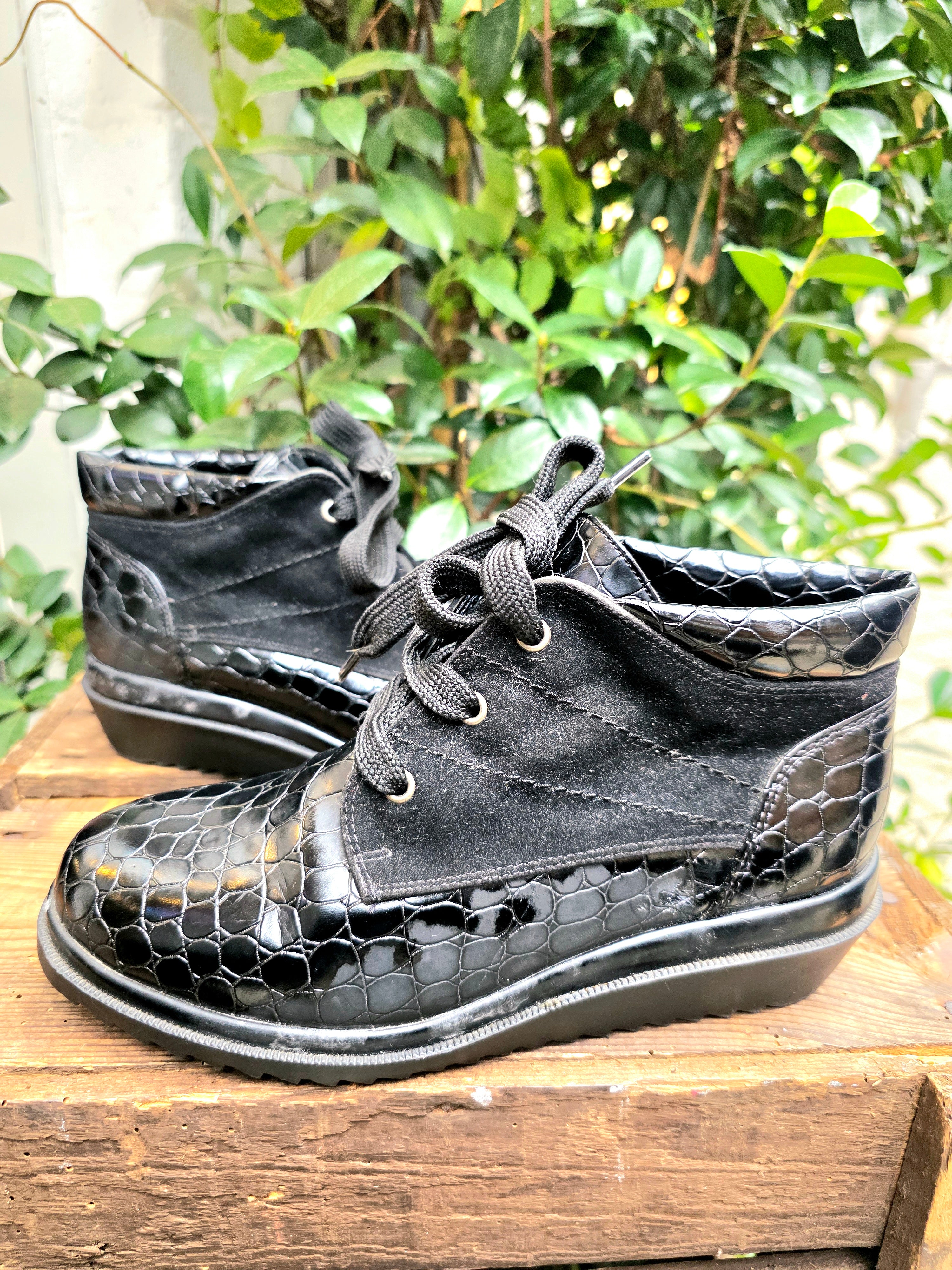 YV6940 : Vintage 80s / 90s Moc Cro Ankle Boots