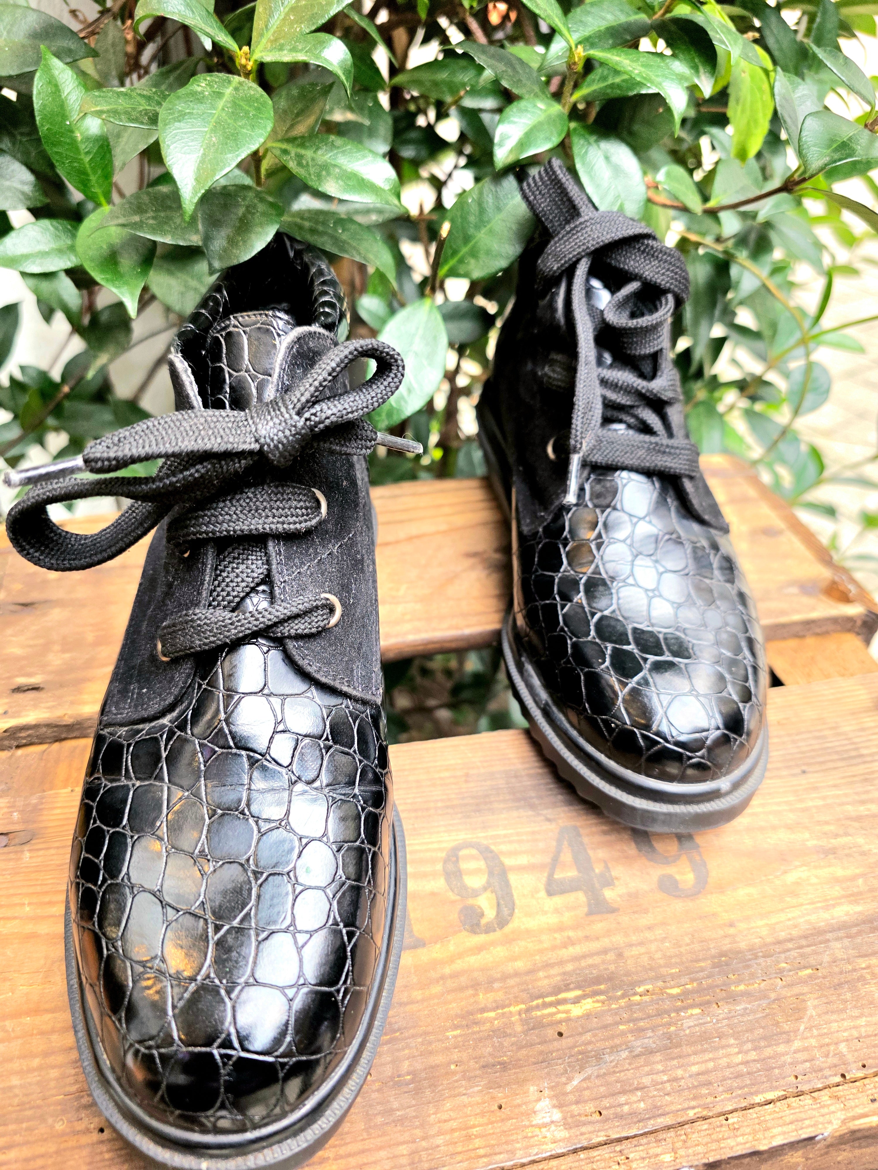 YV6940 : Vintage 80s / 90s Moc Cro Ankle Boots