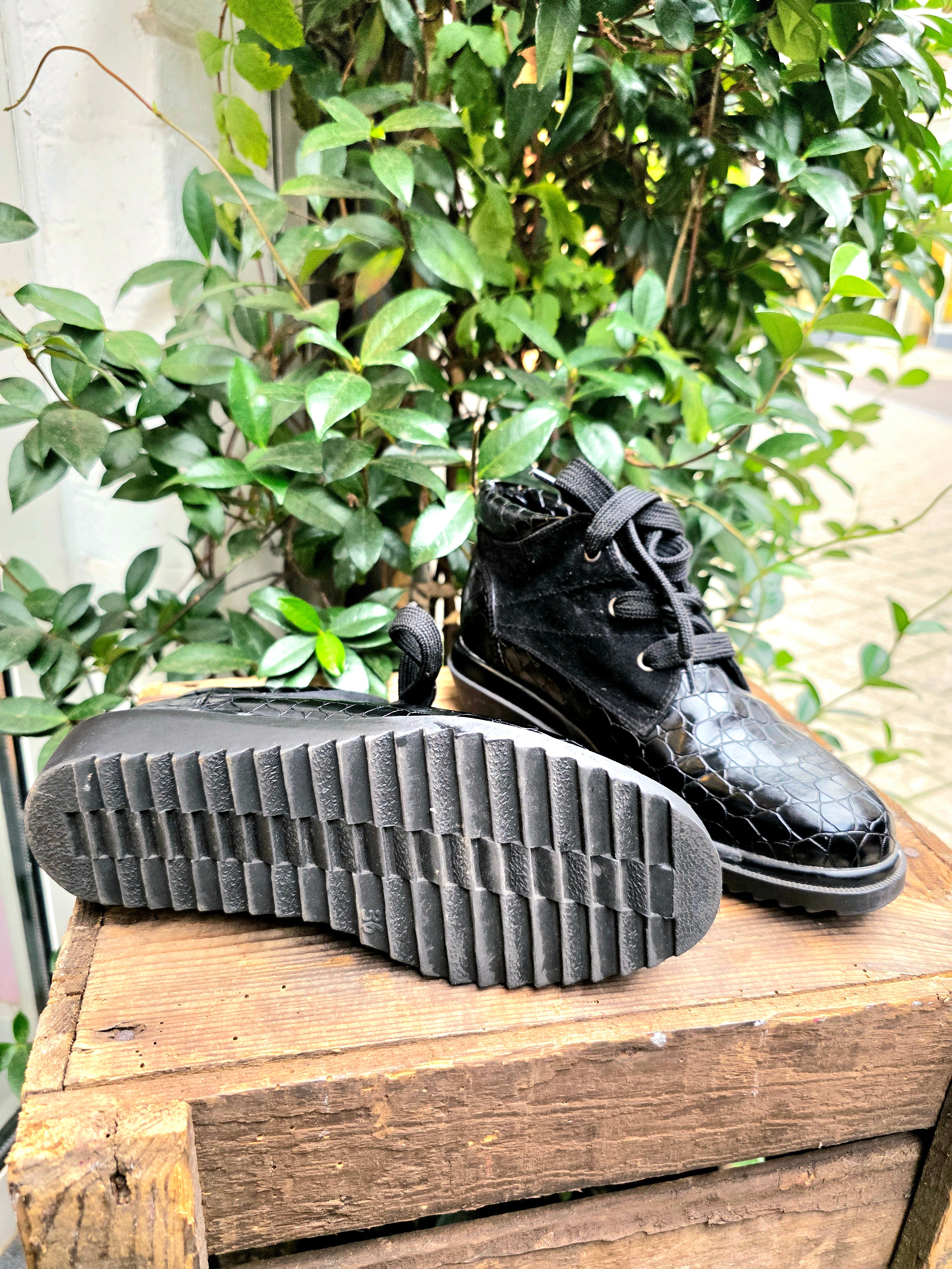 YV6940 : Vintage 80s / 90s Moc Cro Ankle Boots