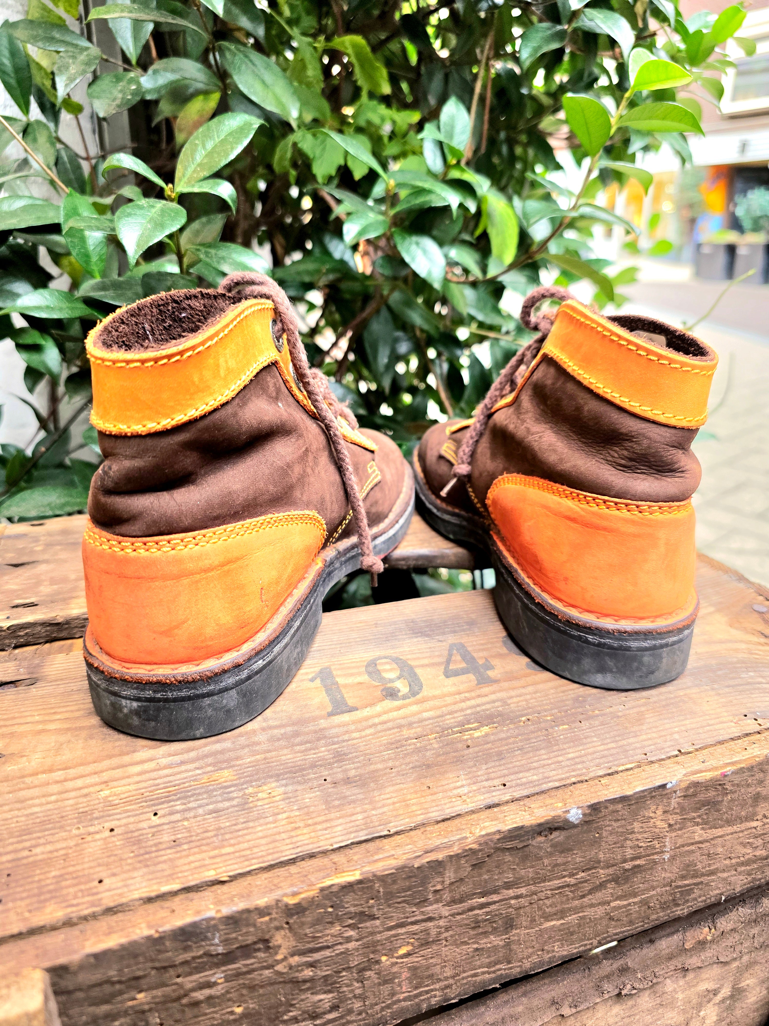 YV6942: Vintage 80s / 90s Kickers Ankle Boots