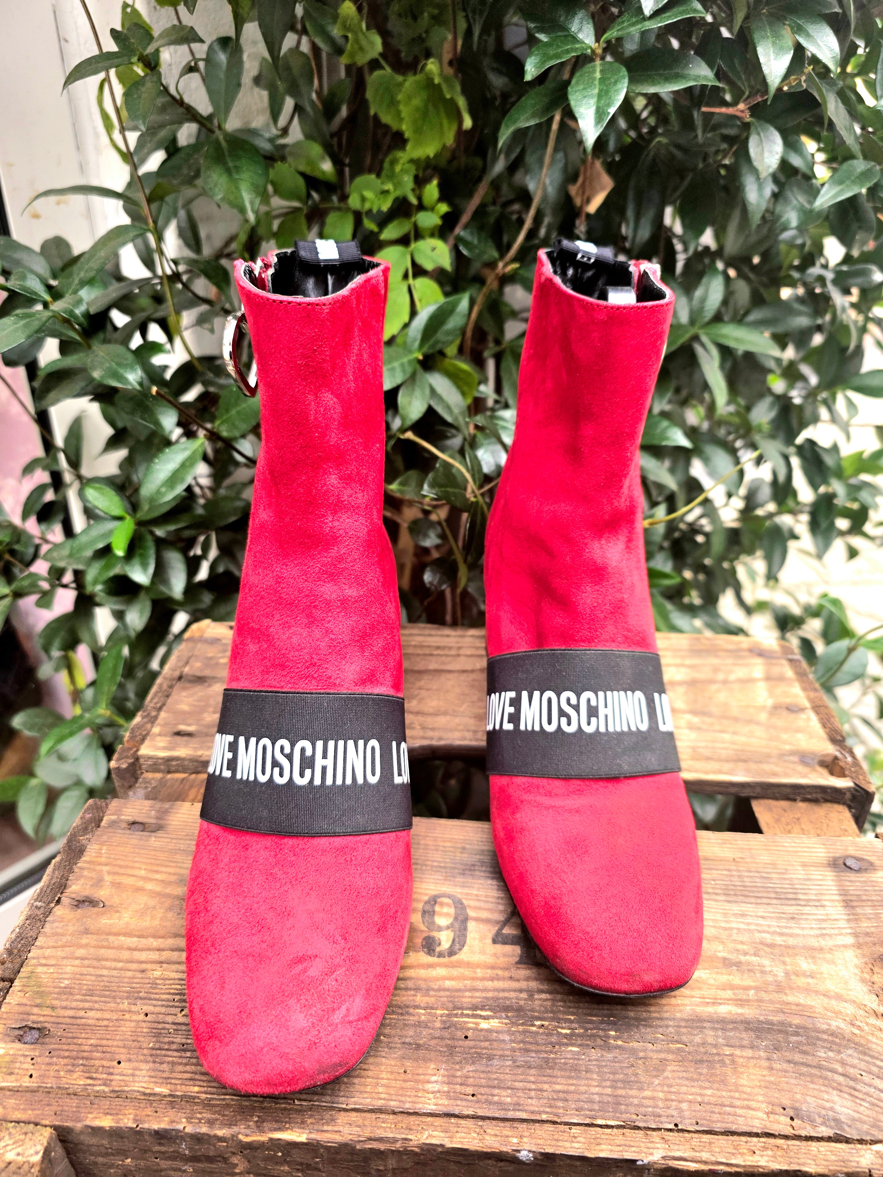 YV6974: Love Moschino Red Suede Ankle Boots