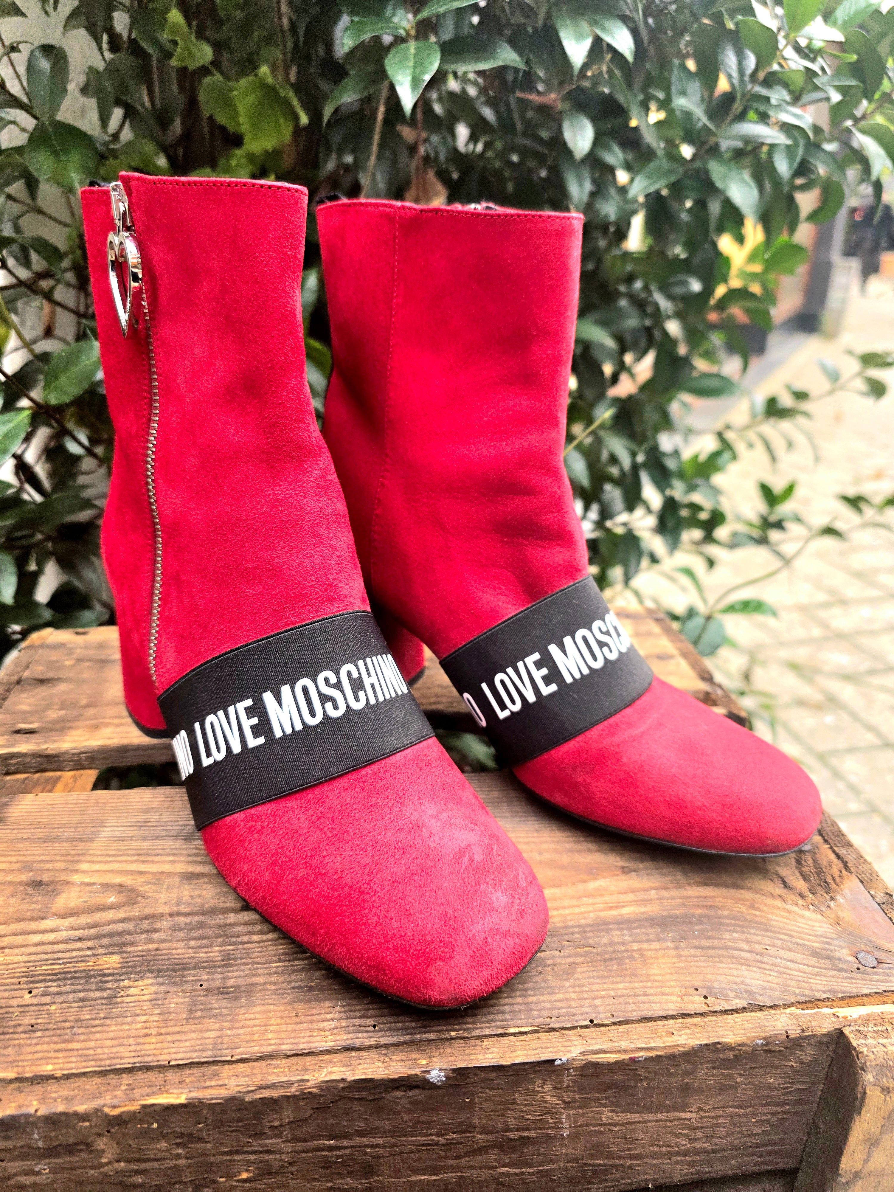 YV6974: Love Moschino Red Suede Ankle Boots