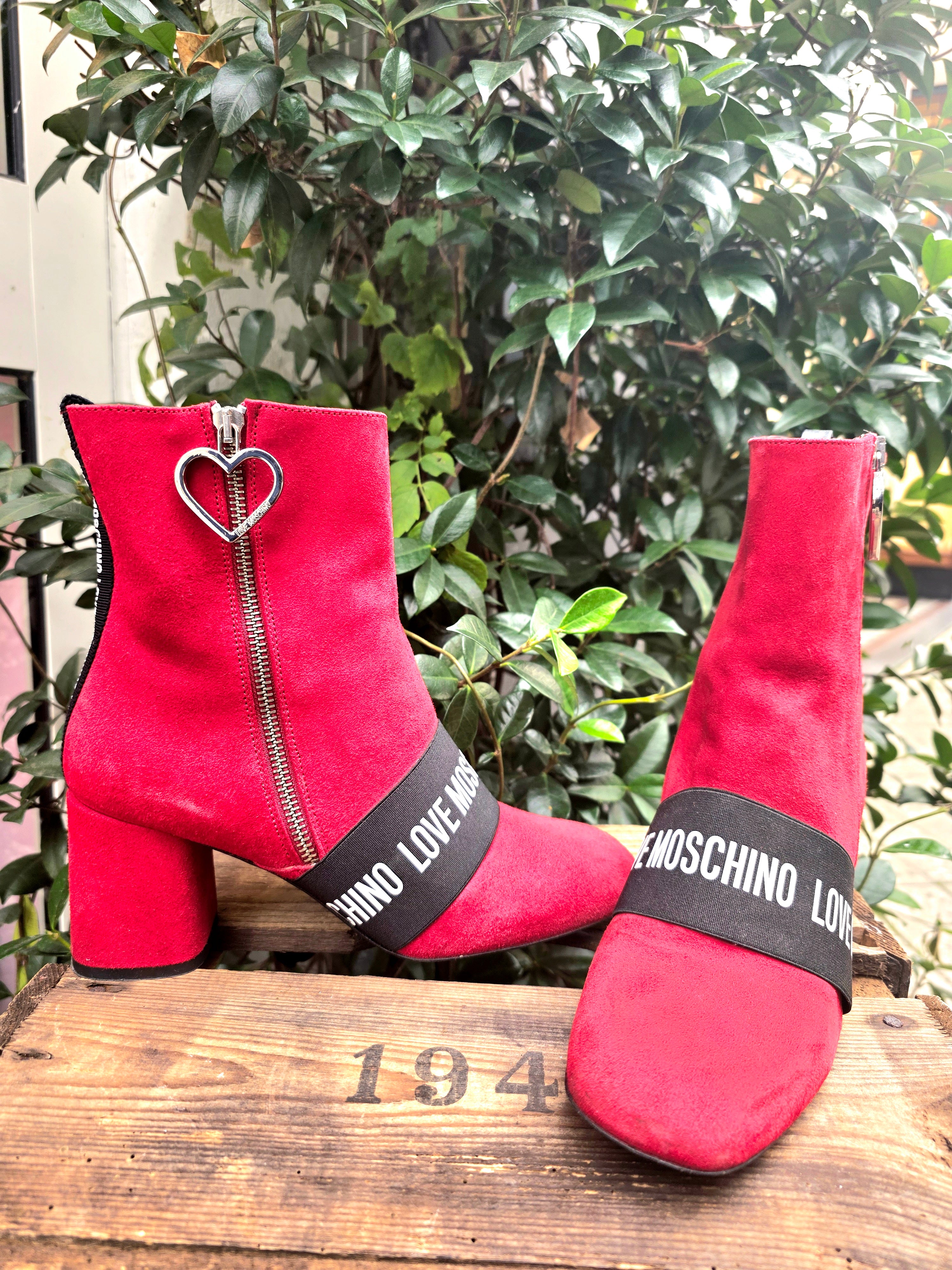 YV6974: Love Moschino Red Suede Ankle Boots