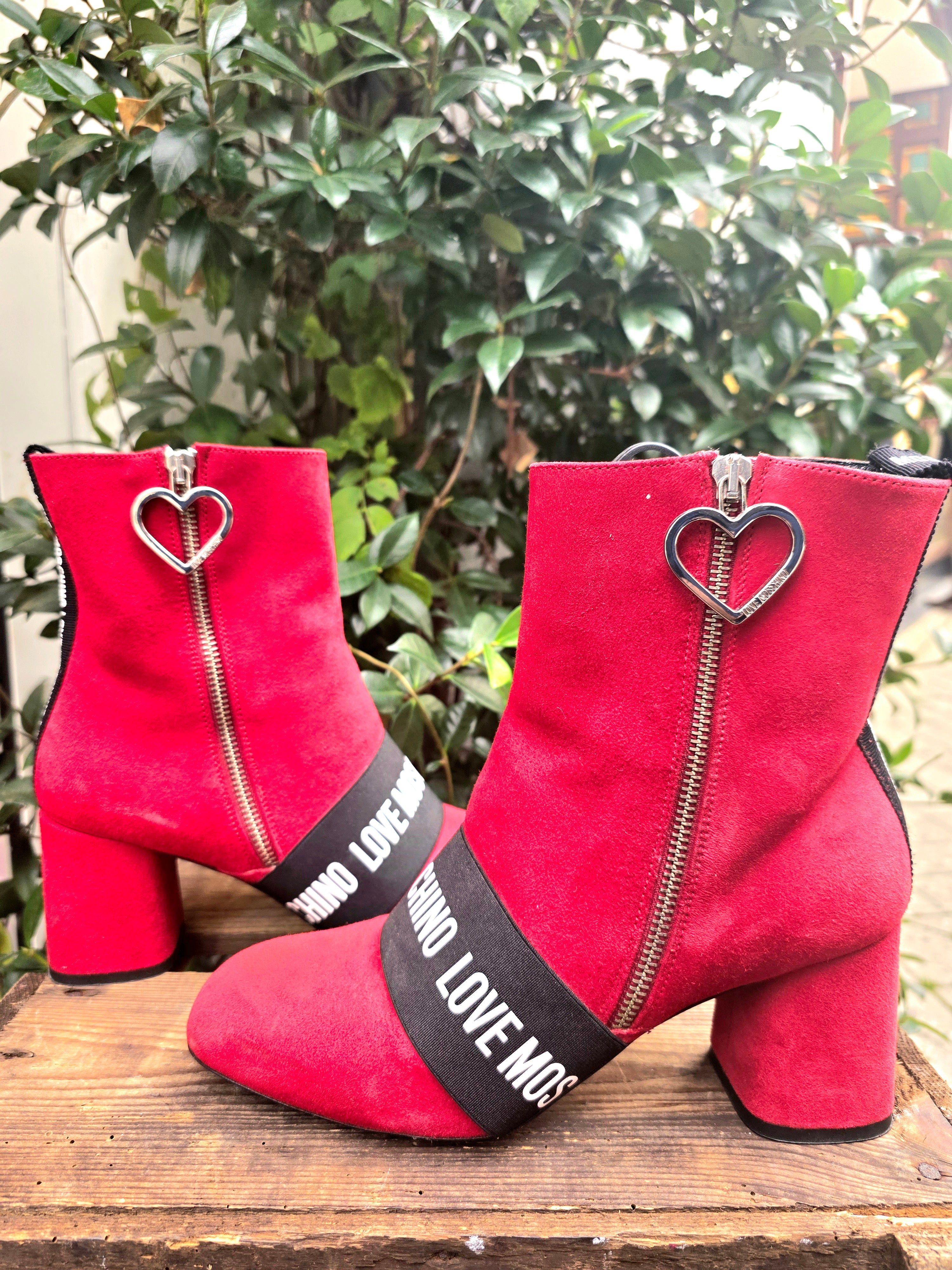 YV6974: Love Moschino Red Suede Ankle Boots