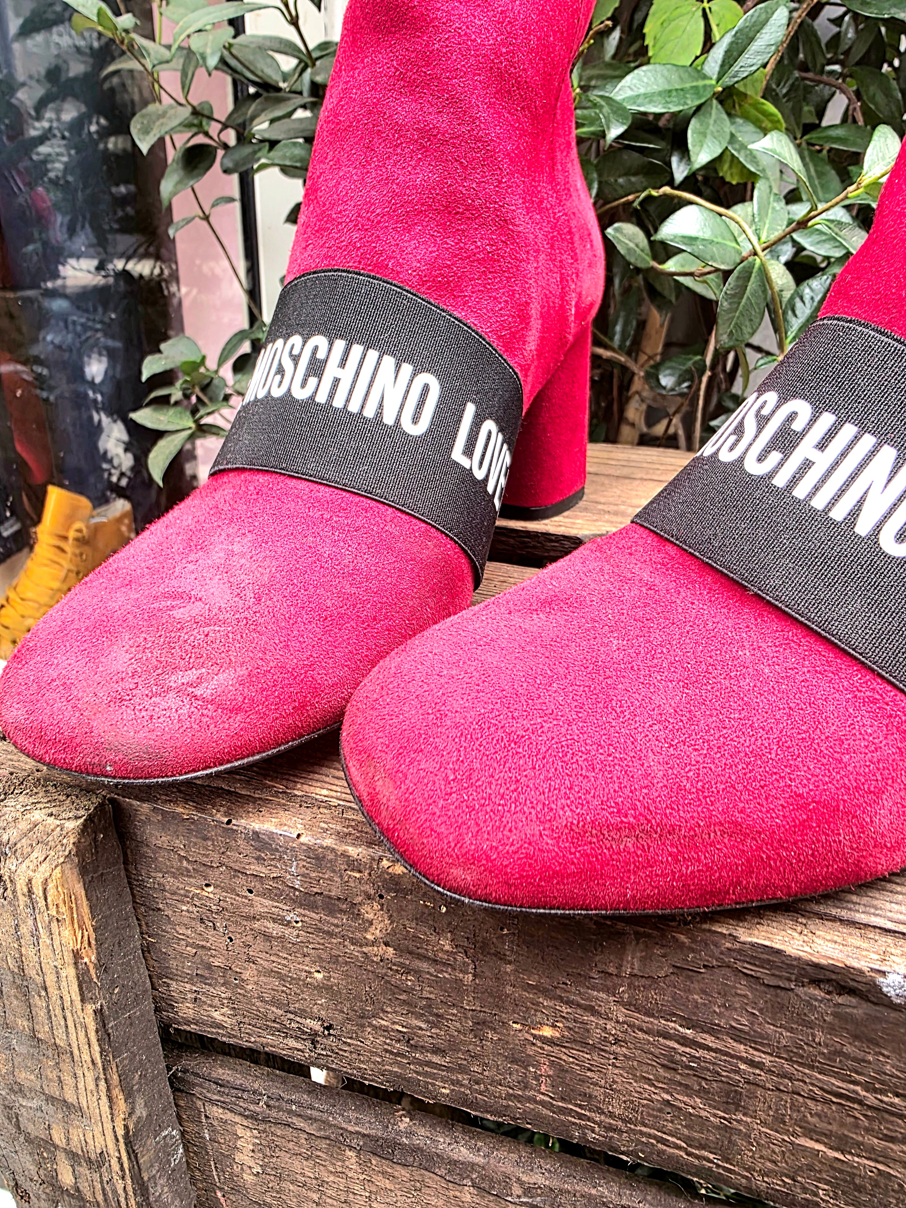 YV6974: Love Moschino Red Suede Ankle Boots